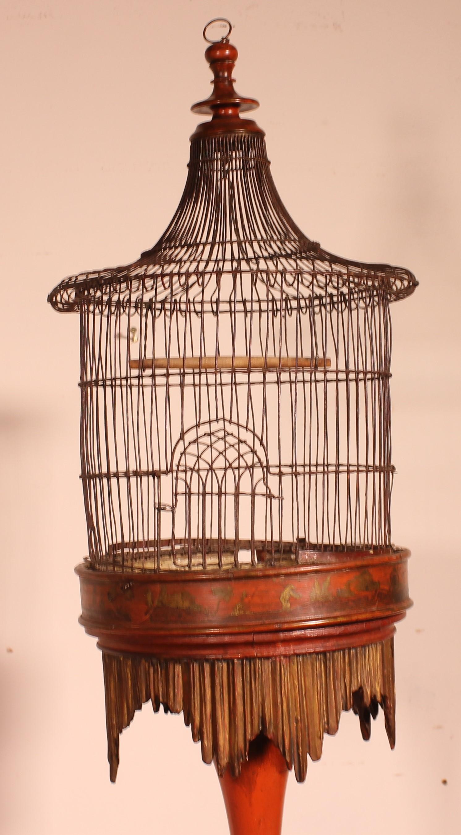 Elegant 19th century bird cage with Chinese decoration
Very beautiful unique bird cage with a superb base
Atypical piece with an Asian influence, but also elements of the Renaissance with the base.
Very beautiful patina and in very good condition.