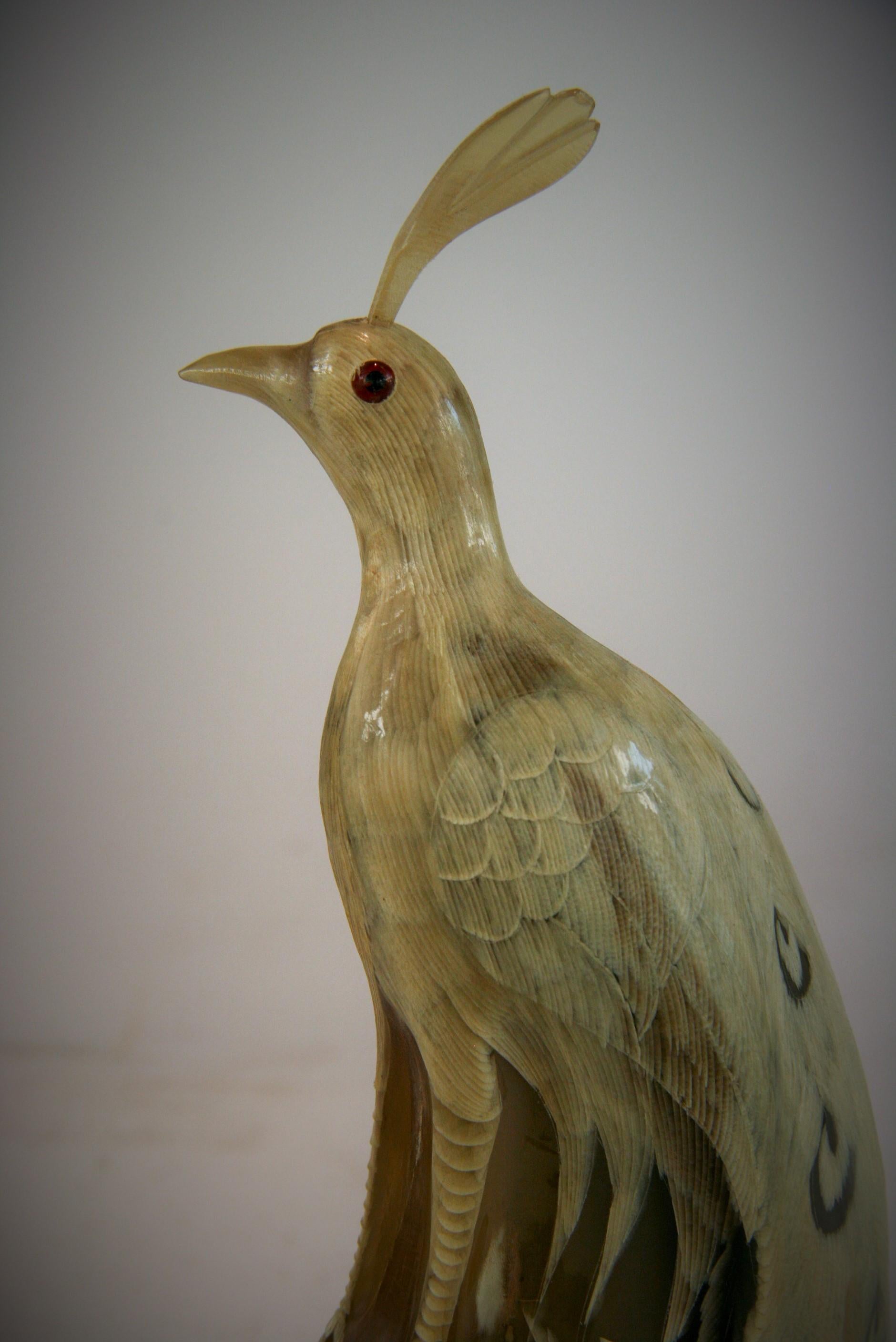 Oiseau d'artisanat en corne sculptée signé Justa en vente 8