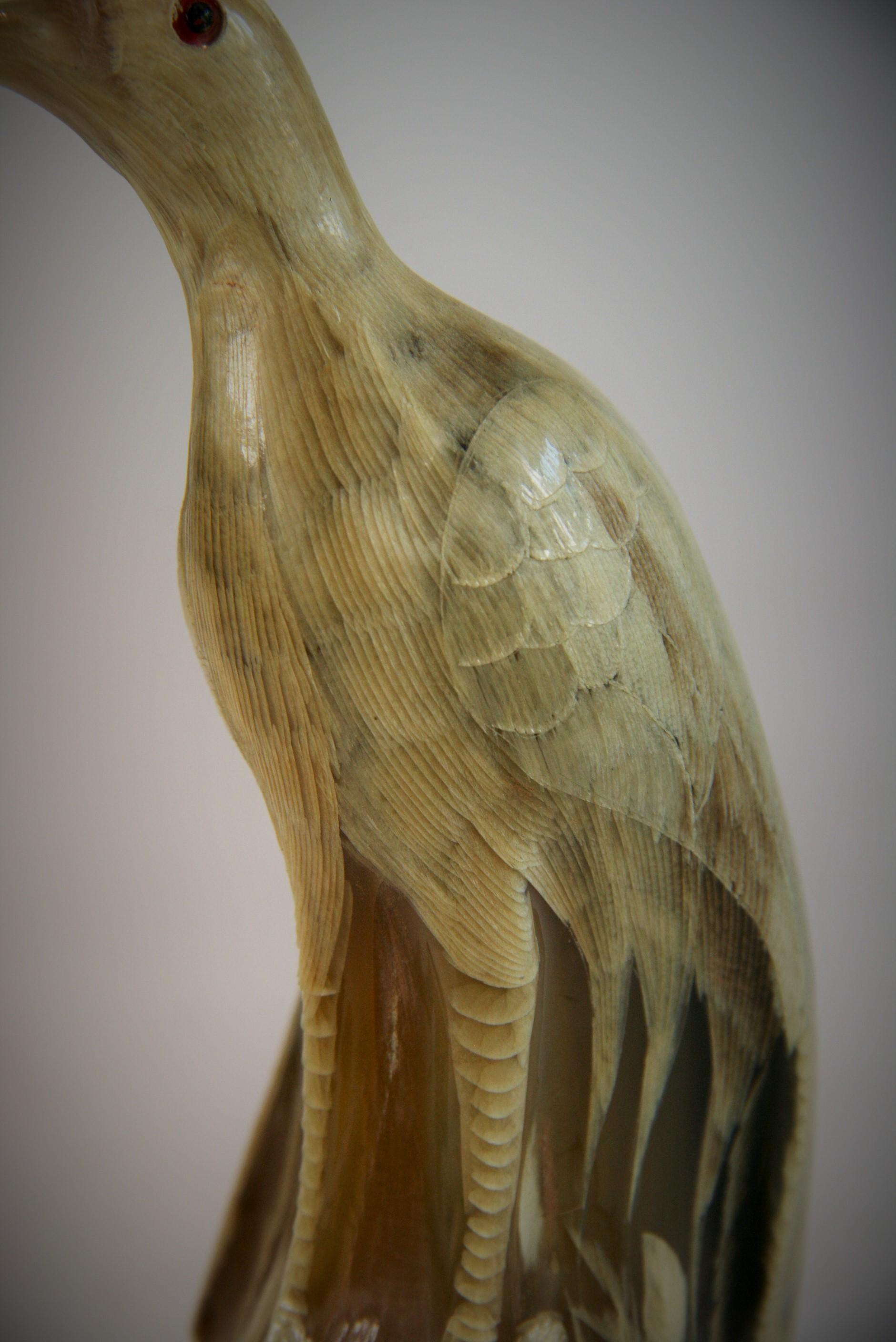 Oiseau d'artisanat en corne sculptée signé Justa en vente 11