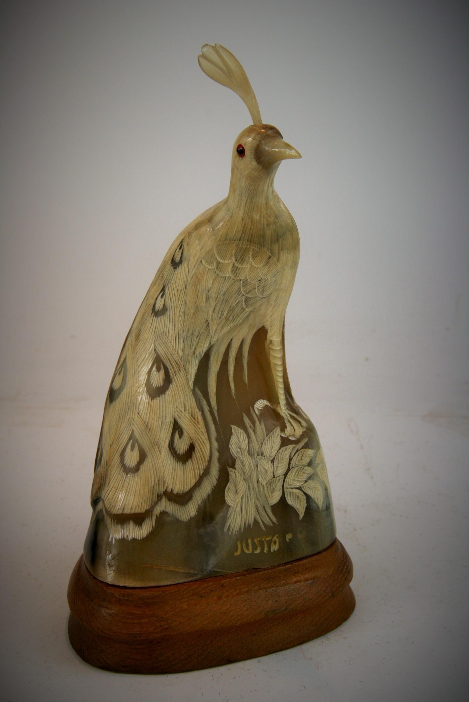 3-458 Magnifique corne animale sculptée d'un oiseau à plumes signée Justa.