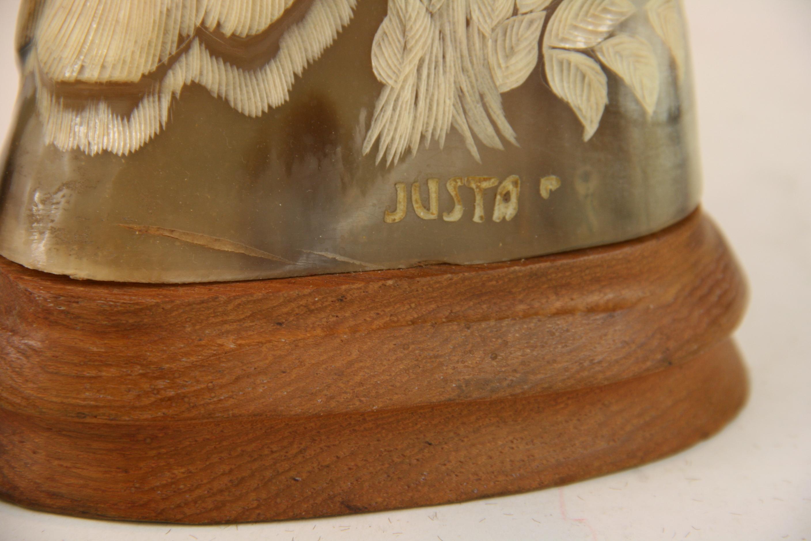 Oiseau d'artisanat en corne sculptée signé Justa en vente 1