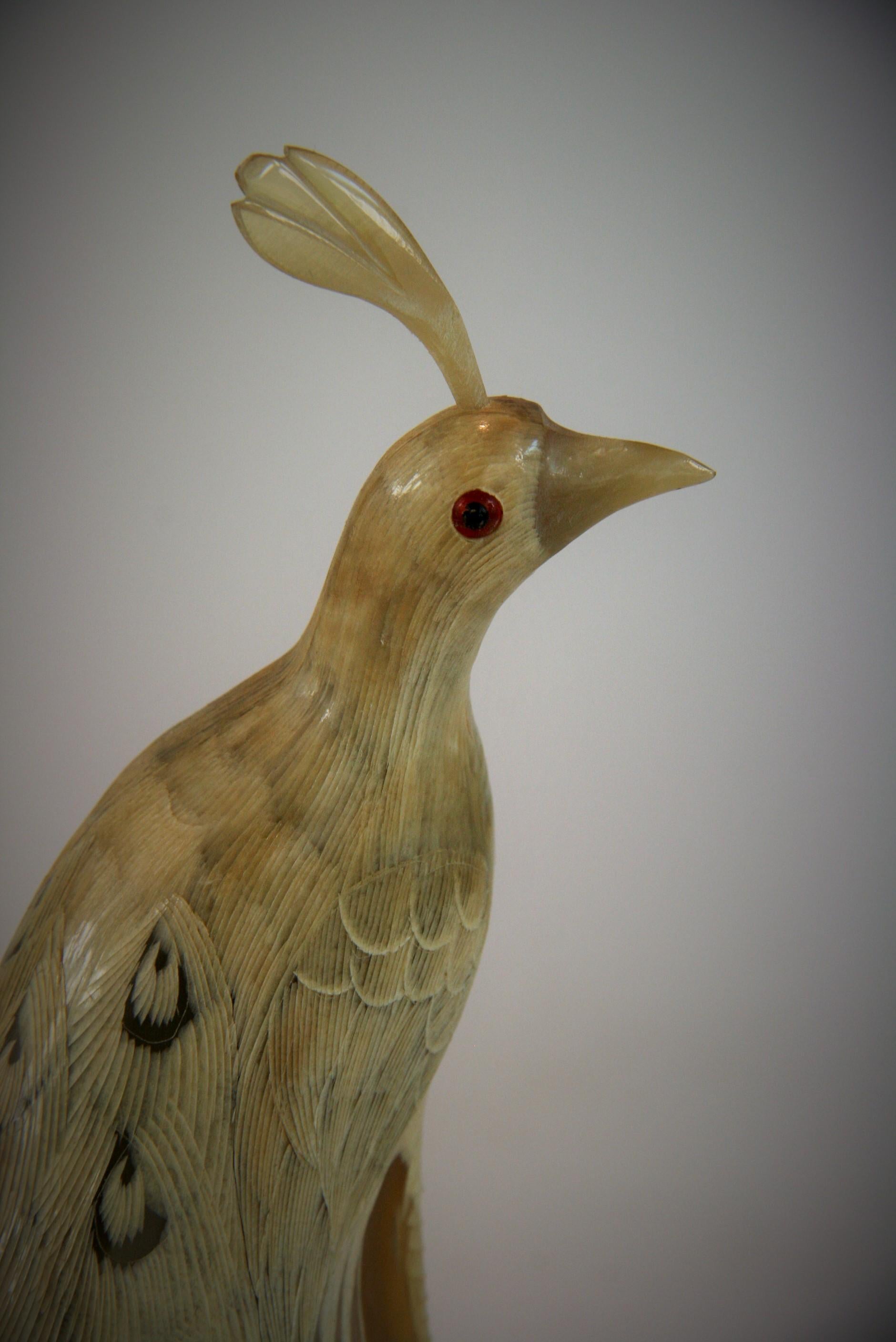 Oiseau d'artisanat en corne sculptée signé Justa en vente 2