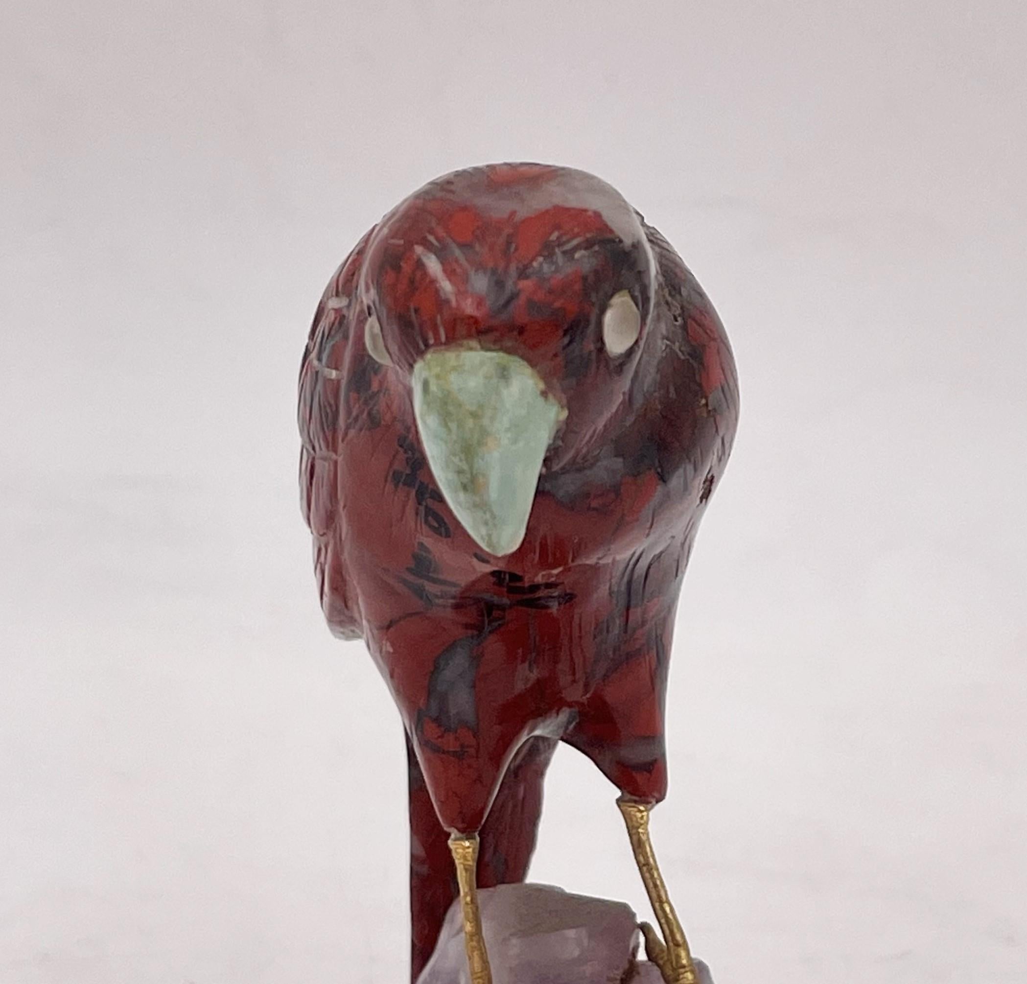 20ième siècle Sculpture d'oiseau en pierre sculptée sur améthyste en vente