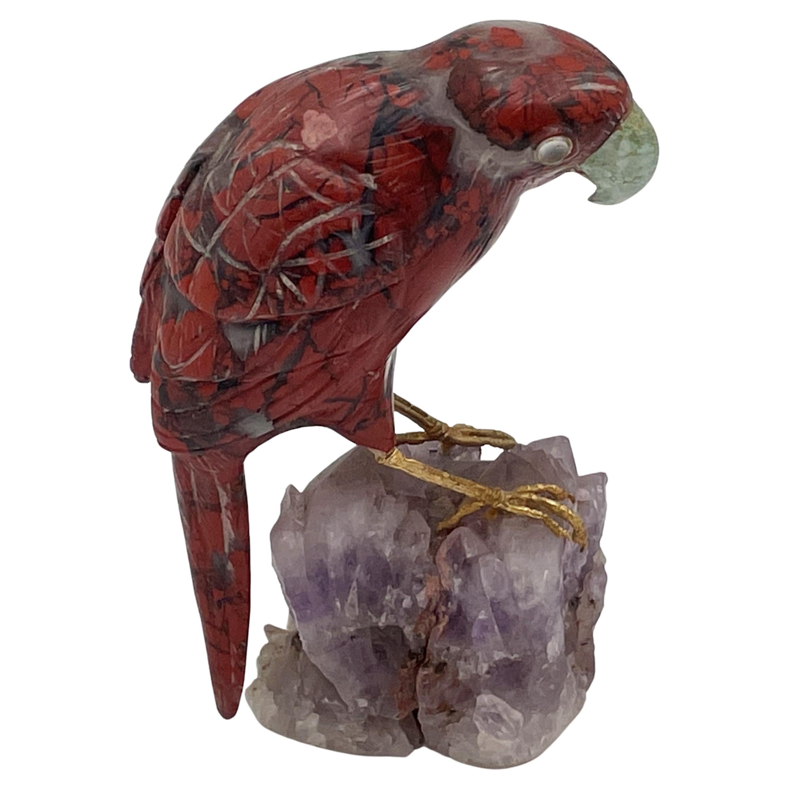 Vogel-Skulptur aus geschnitztem Stein auf Amethyst im Angebot