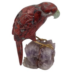 Vogel-Skulptur aus geschnitztem Stein auf Amethyst