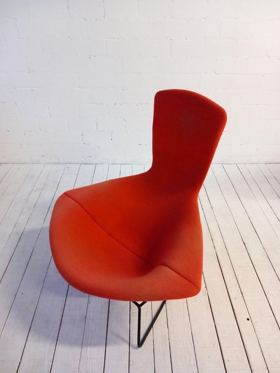 The „Bird Chair“ is the Lounge Chair version of the Harry Bertoia product family for Knoll International, designed in 1952. Black and white steel construction connected with original shock mounts. The chair comes with original red upholstery. 