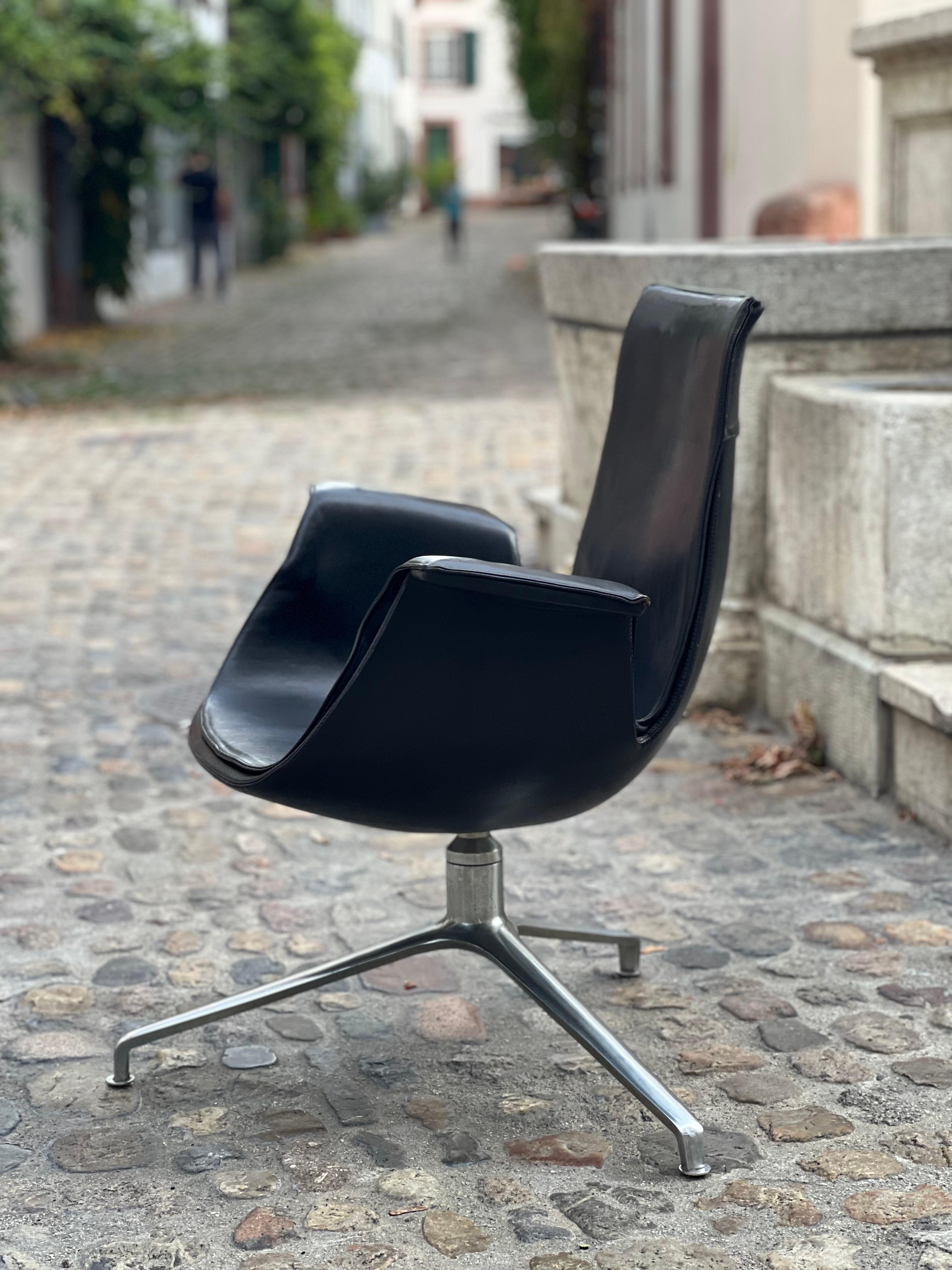 Fabricius & Kastholm legendary „Tulip chair“ mod FK6725. A beautiful and very comfortable chair, almost a throne - also super at the desk. 

The leather has a simply wonderful patina and the chair can be combined perfectly - with wood (teak /