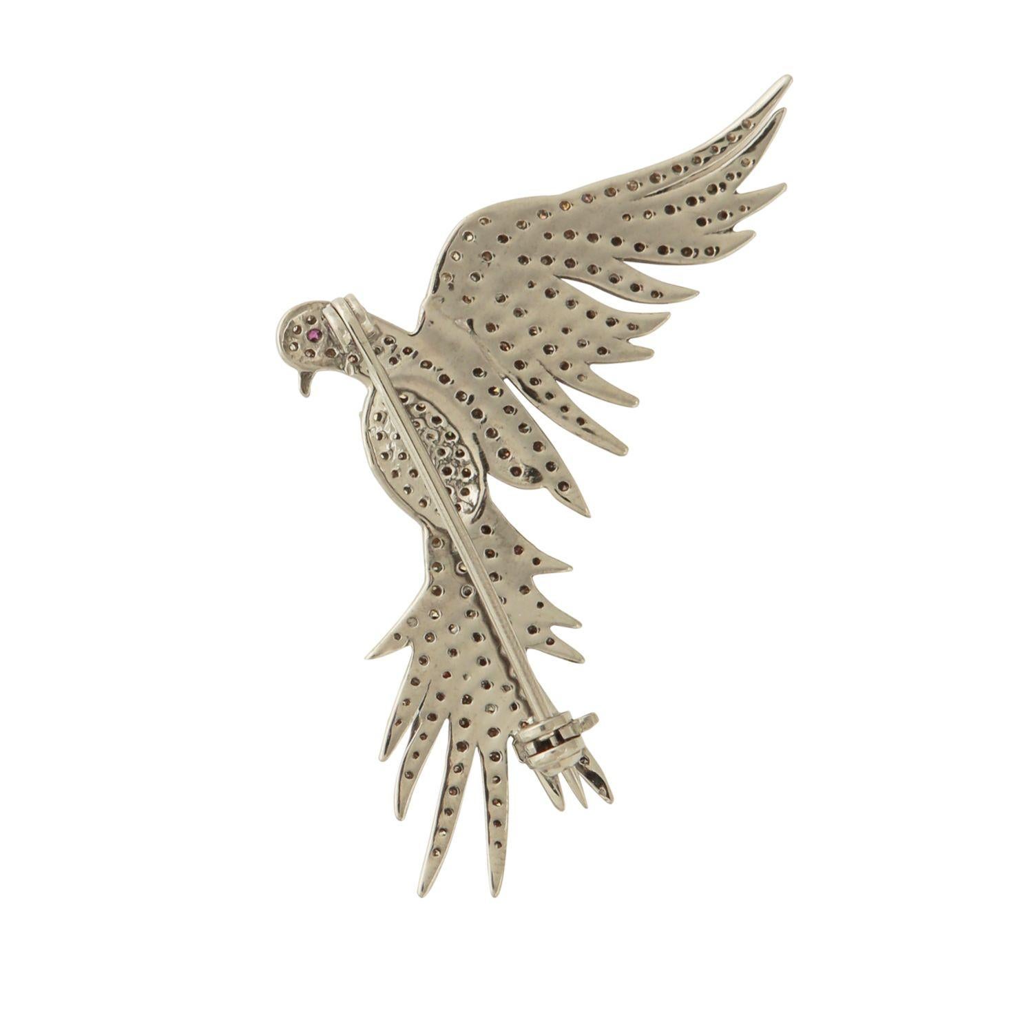 Une broche en diamant étonnante dans un design d'oiseau.

1.14 carats de diamants pavés à taille unique ; 4,67 grammes d'argent.

Un mécanisme de fixation de broche facile.

4.5 cm en pleine longueur.