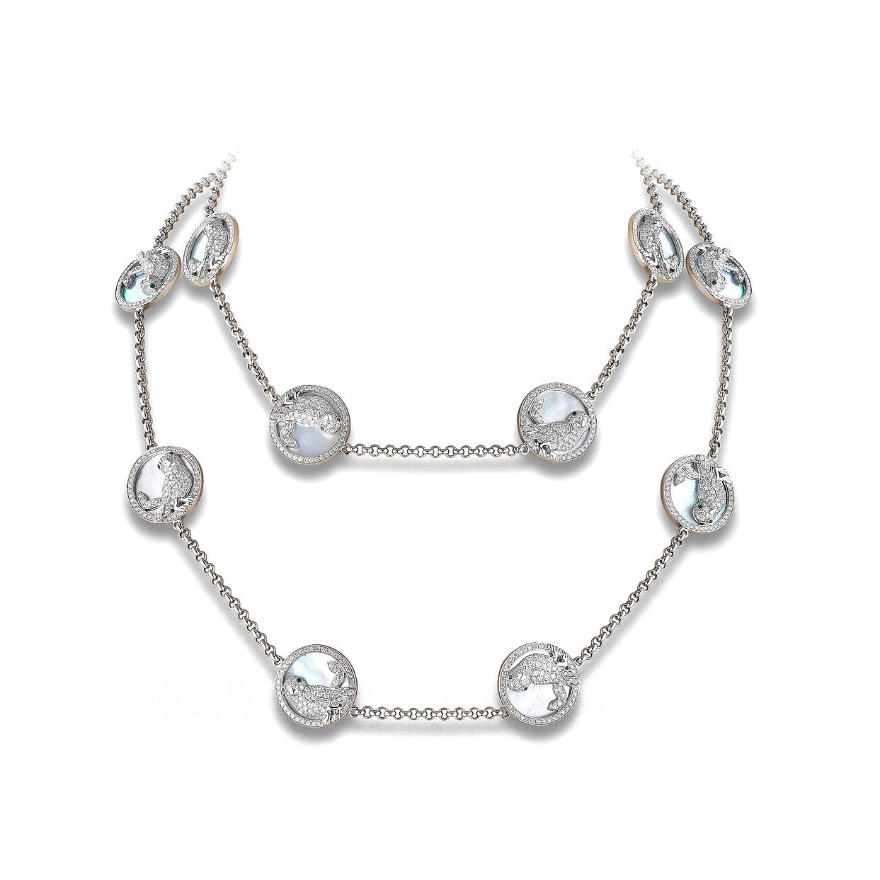 Collana con uccelli in oro bianco 18 carati con 1455 diamanti 12,63 carati e 30 granati verdi 0,27 carati e madreperla 59,68 carati (106 cm)   