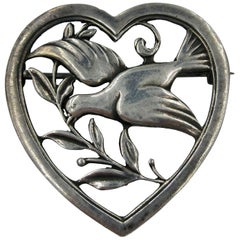 Broche scandinave en argent moderne mi-siècle avec colombe et oiseau dans le cœur