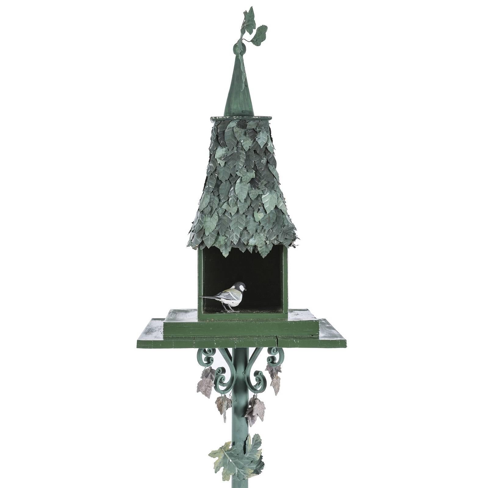 A charming and sophisticated accent to adorn a patio, a veranda, or a balcony, this bird feeder will add a touch that is both rustic and sophisticated to an apartment in the city or a country house. A special item to add to a personal collection, or