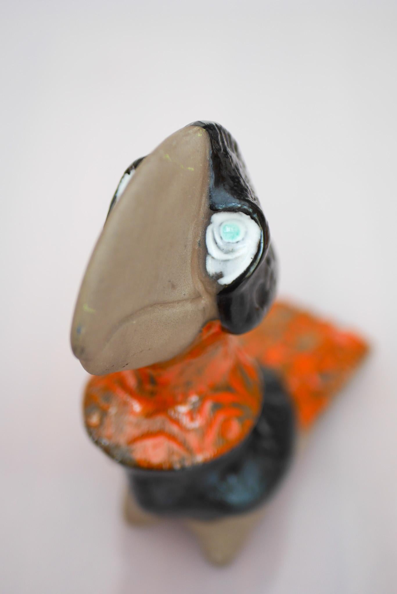Oiseau Toucan en céramique stylisée par Esther Wallin pour Upsala Ekeby, Suède, années 1970

Un charmant oiseau toucan en céramique magnifiquement stylisé, connu sous le nom de 