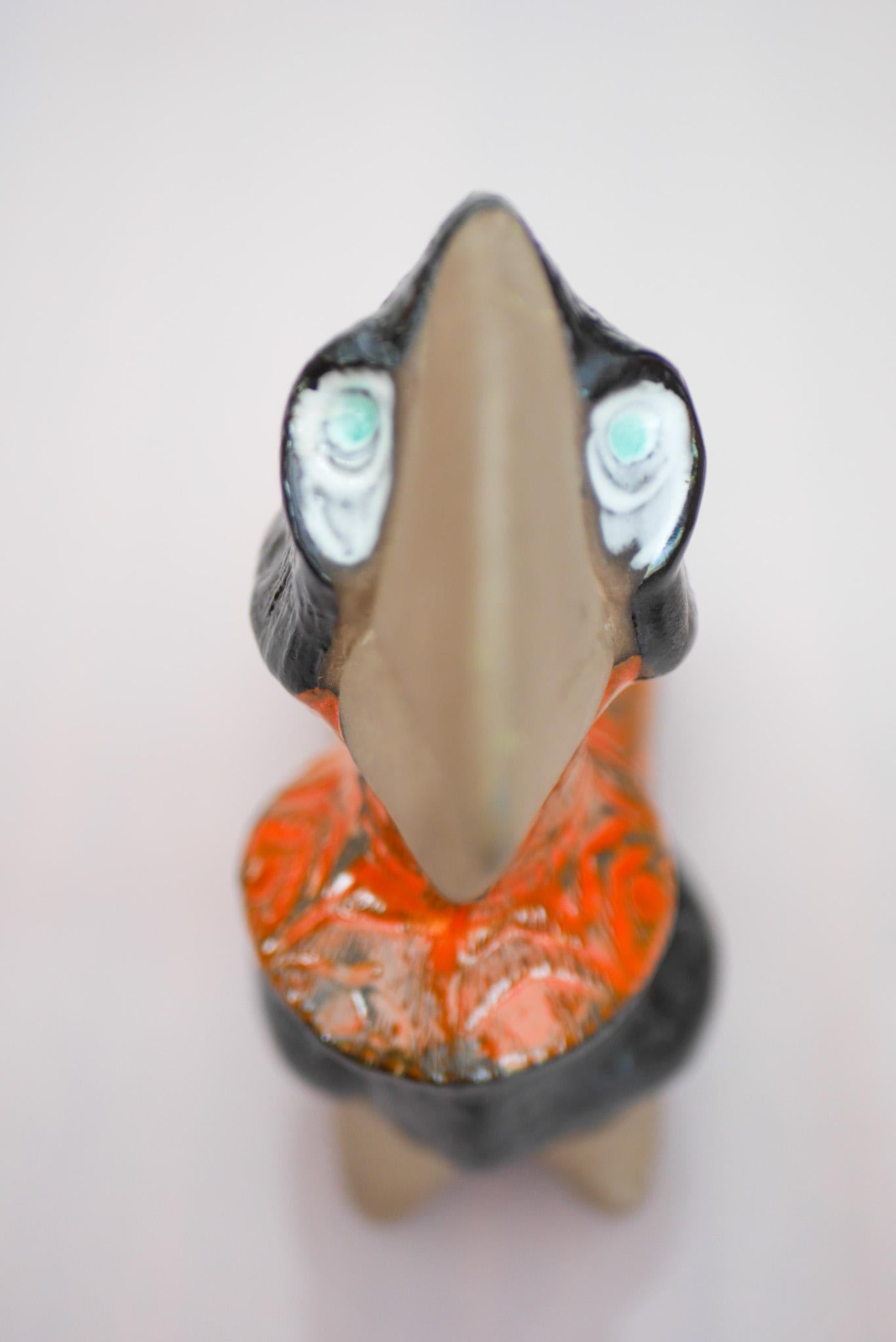 Mid-Century Modern Figurine d'oiseau, un rare toucan stylisé en céramique d'Upsala Ekeby, Suède. en vente