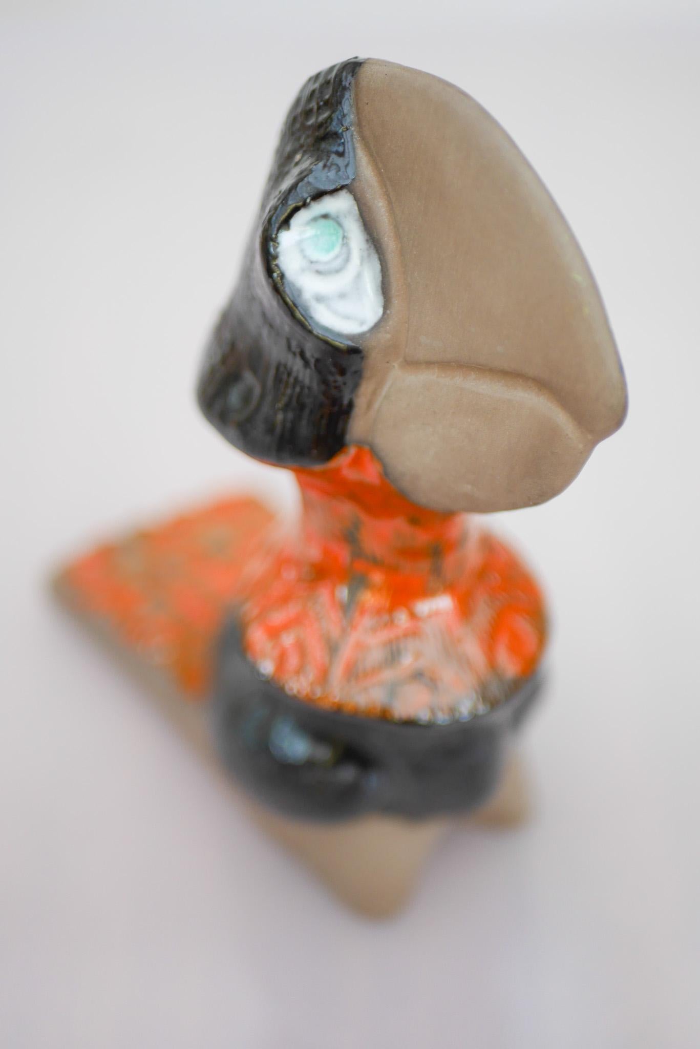 Suédois Figurine d'oiseau, un rare toucan stylisé en céramique d'Upsala Ekeby, Suède. en vente