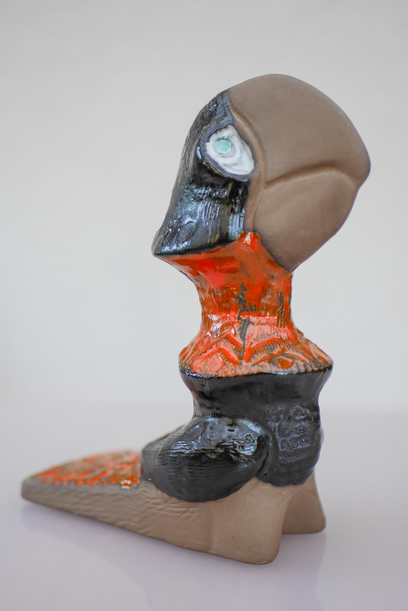Figurine d'oiseau, un rare toucan stylisé en céramique d'Upsala Ekeby, Suède. Bon état - En vente à Skarpnäck, SE