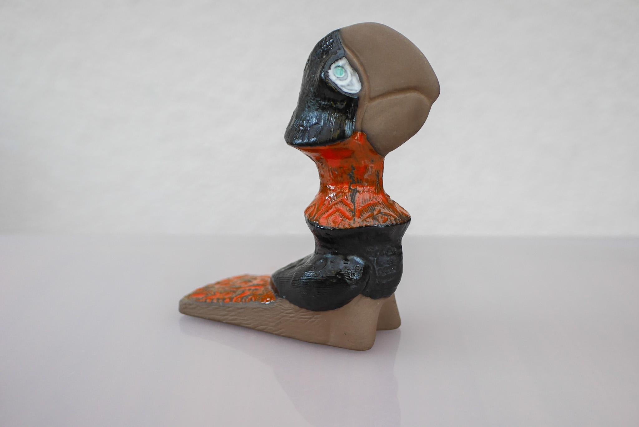 Milieu du XXe siècle Figurine d'oiseau, un rare toucan stylisé en céramique d'Upsala Ekeby, Suède. en vente