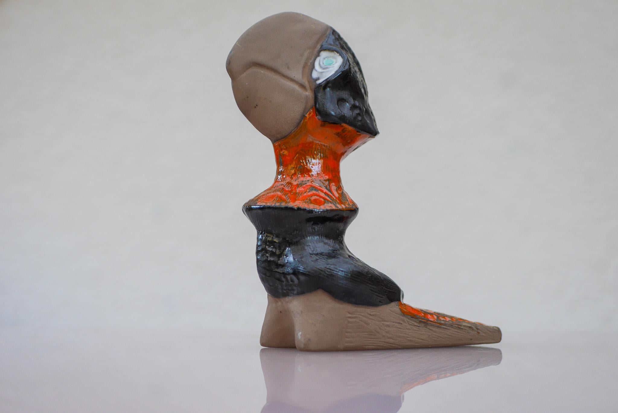 Céramique Figurine d'oiseau, un rare toucan stylisé en céramique d'Upsala Ekeby, Suède. en vente