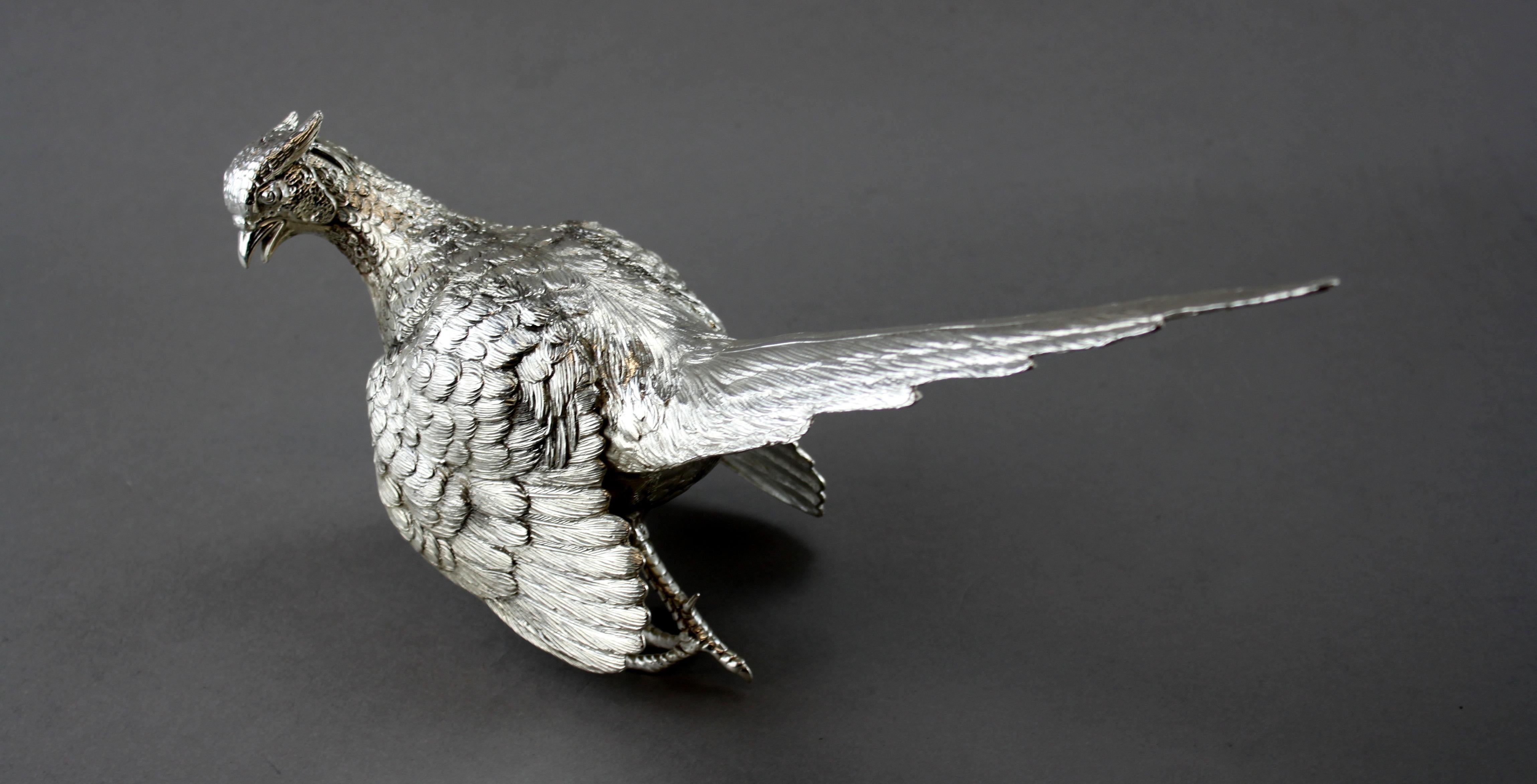Sterling silver bird figurine
Maker : C J Vander LTD
Made in London 2018
Fully hallmarked.

Dimensions: 
Length 29.5 cm
Width 10 cm
Height 15.7 cm
Weight 1025 grams.

Condition: Bird figurine is pre-owned, general used, no damage,