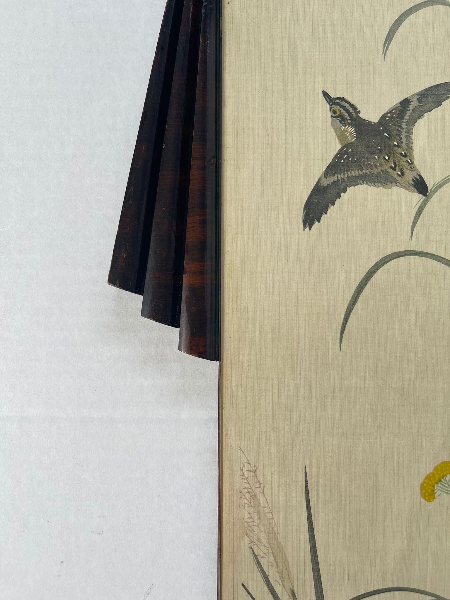 Mid-Century Modern Oiseau volant à travers les fleurs Scène peinture sur soie avec cadre art déco en vente