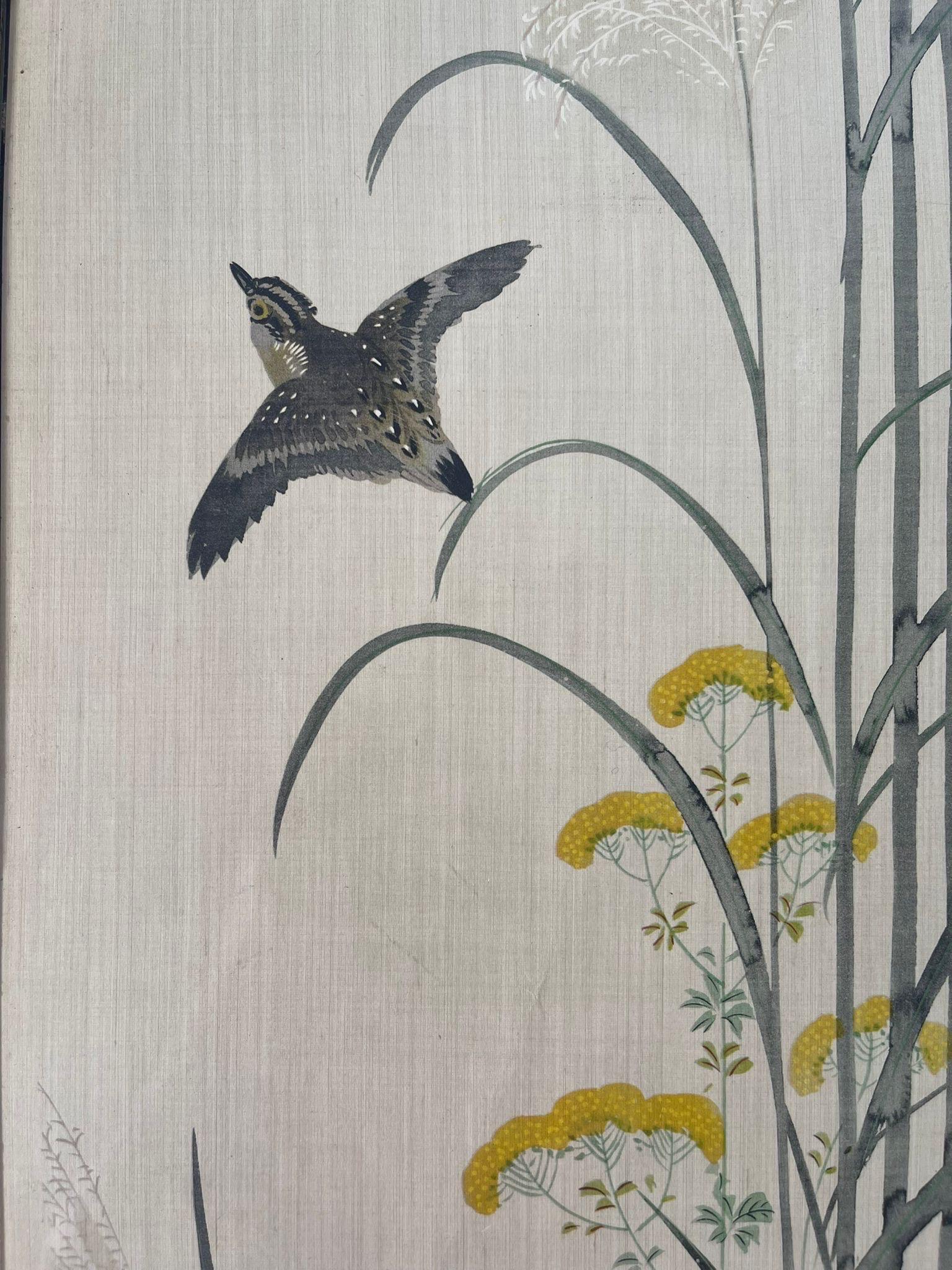 Milieu du XXe siècle Oiseau volant à travers les fleurs Scène peinture sur soie avec cadre art déco en vente