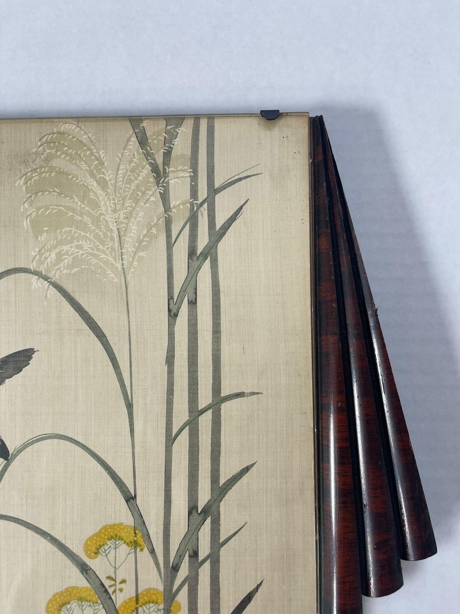 Bois Oiseau volant à travers les fleurs Scène peinture sur soie avec cadre art déco en vente