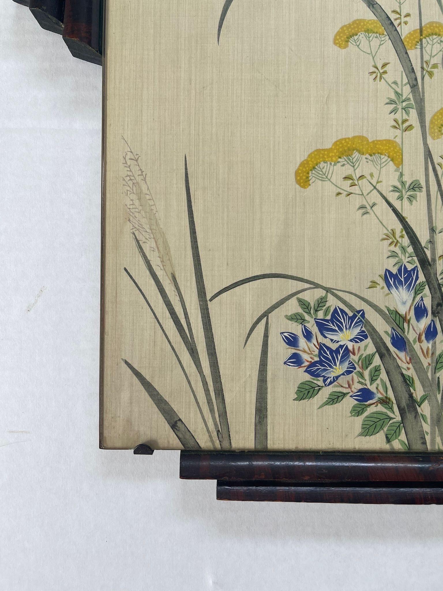Oiseau volant à travers les fleurs Scène peinture sur soie avec cadre art déco en vente 1