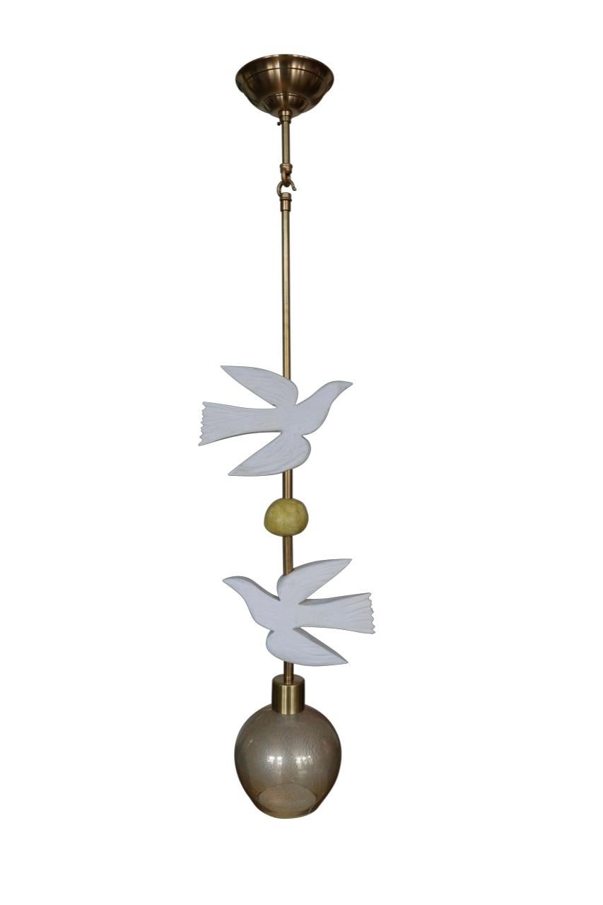 XXIe siècle et contemporain Pendentif sculptural Bird in Flight (oiseau en vol) en laiton et résine blanche de Margit Wittig en vente