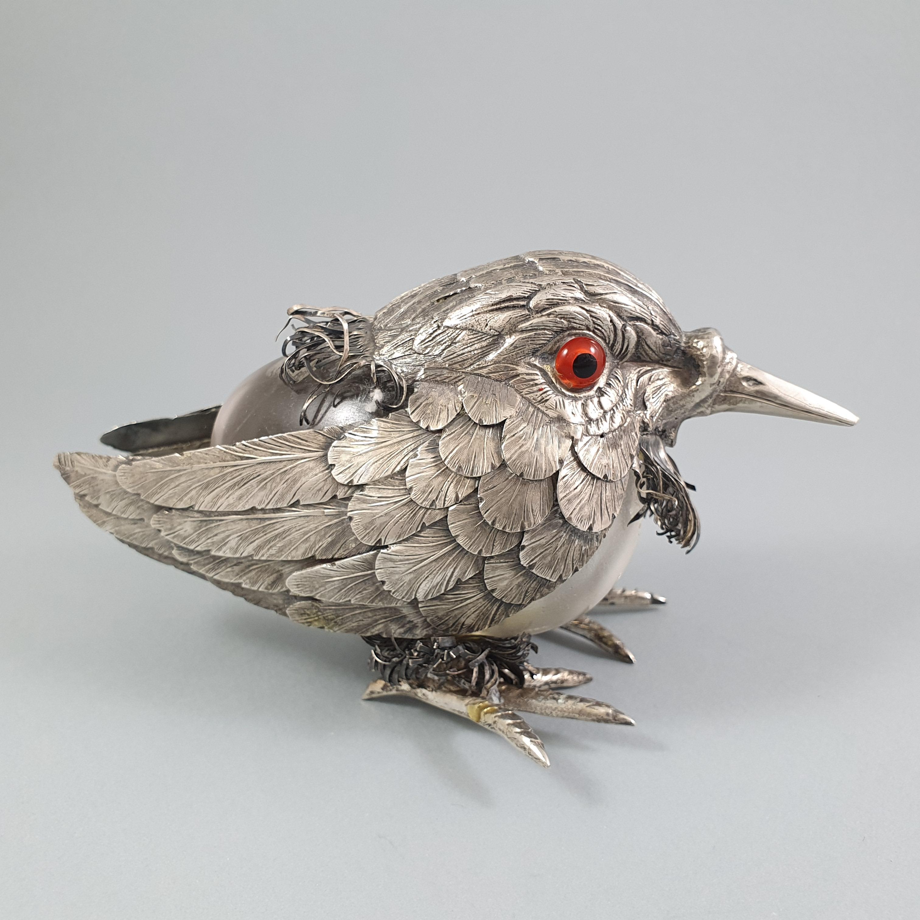 Bird in Sterling Silver and crystal
Italian work around 1970 by Gabriele De Vecchi 

Silver hallmark 800 Number 665 MI and initials for De Vecchi in Milan 
Length: 14.5 cm 
Height: 8 cm

Good condition.