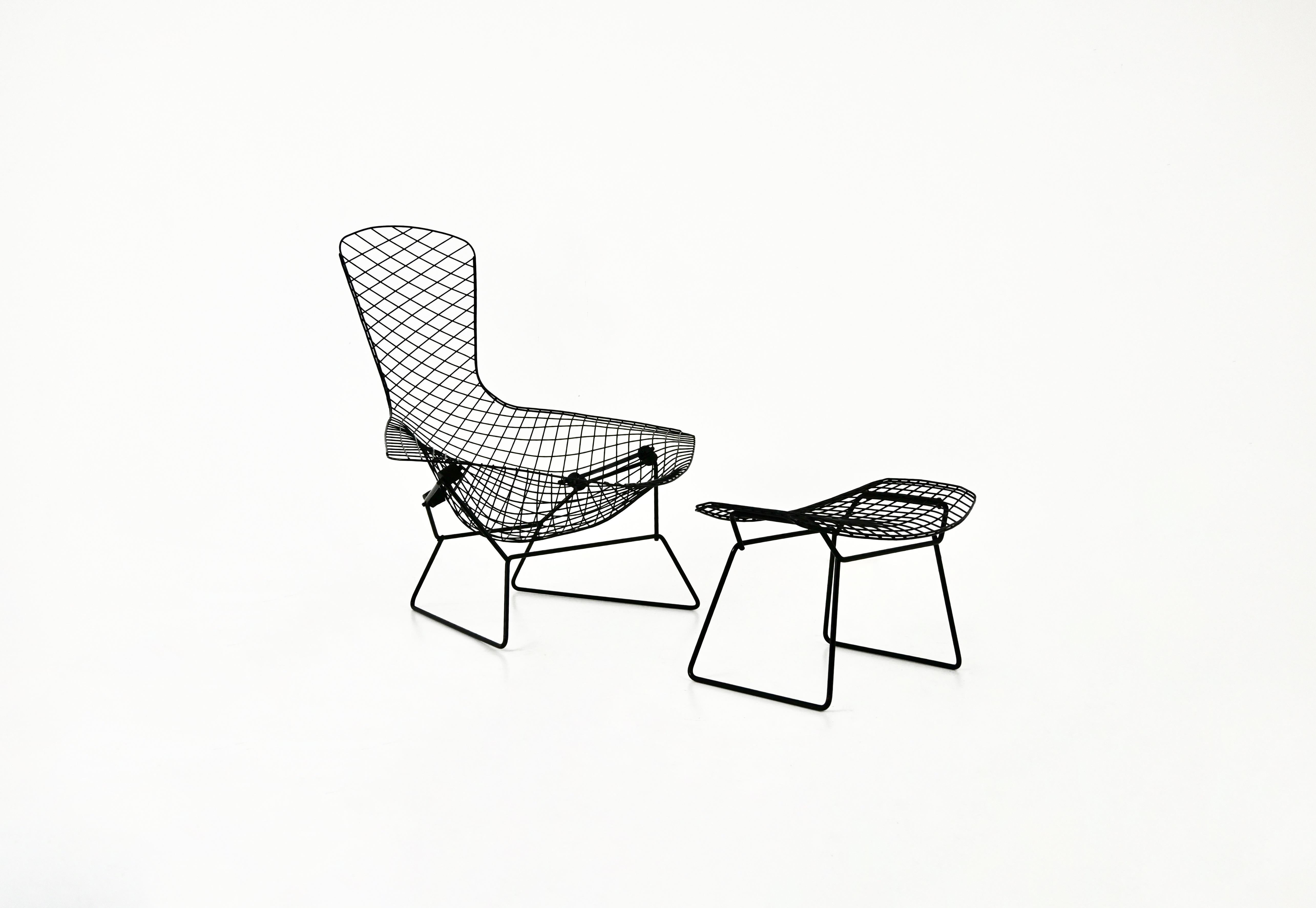 Black metal armchair and ottoman by Harry Bertoia. Model: Bird. Ottoman dimensions: H: 59 cm W: 39 cm D: 42 cm.  Wear due to time and age.
FOR SHIPPING, REQUEST US FOR RECEIVE THE BEST PRICE
