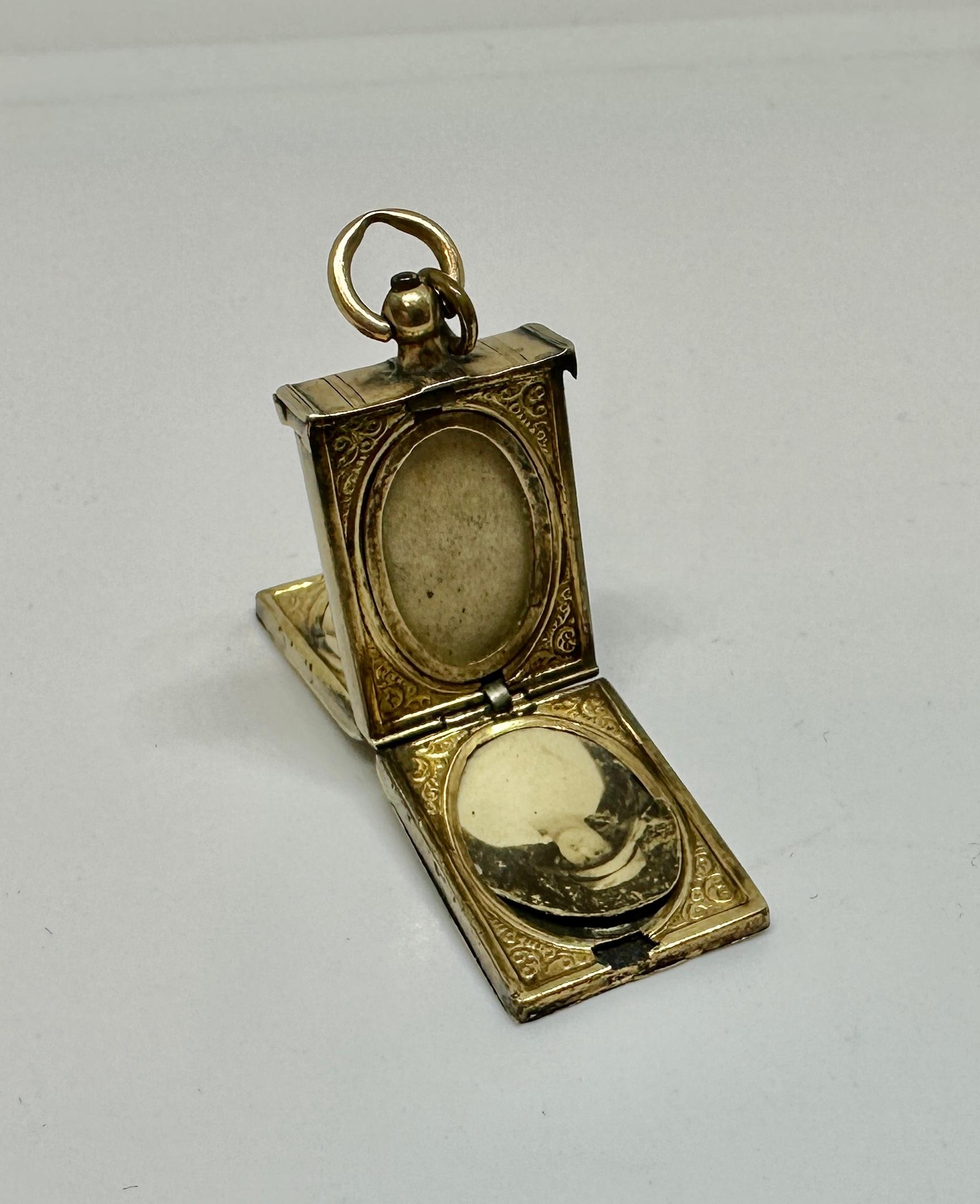 Ciondolo con perla smaltata a forma di libro con motivo a uccello, 4 immagini, in oro vittoriano in vendita 4