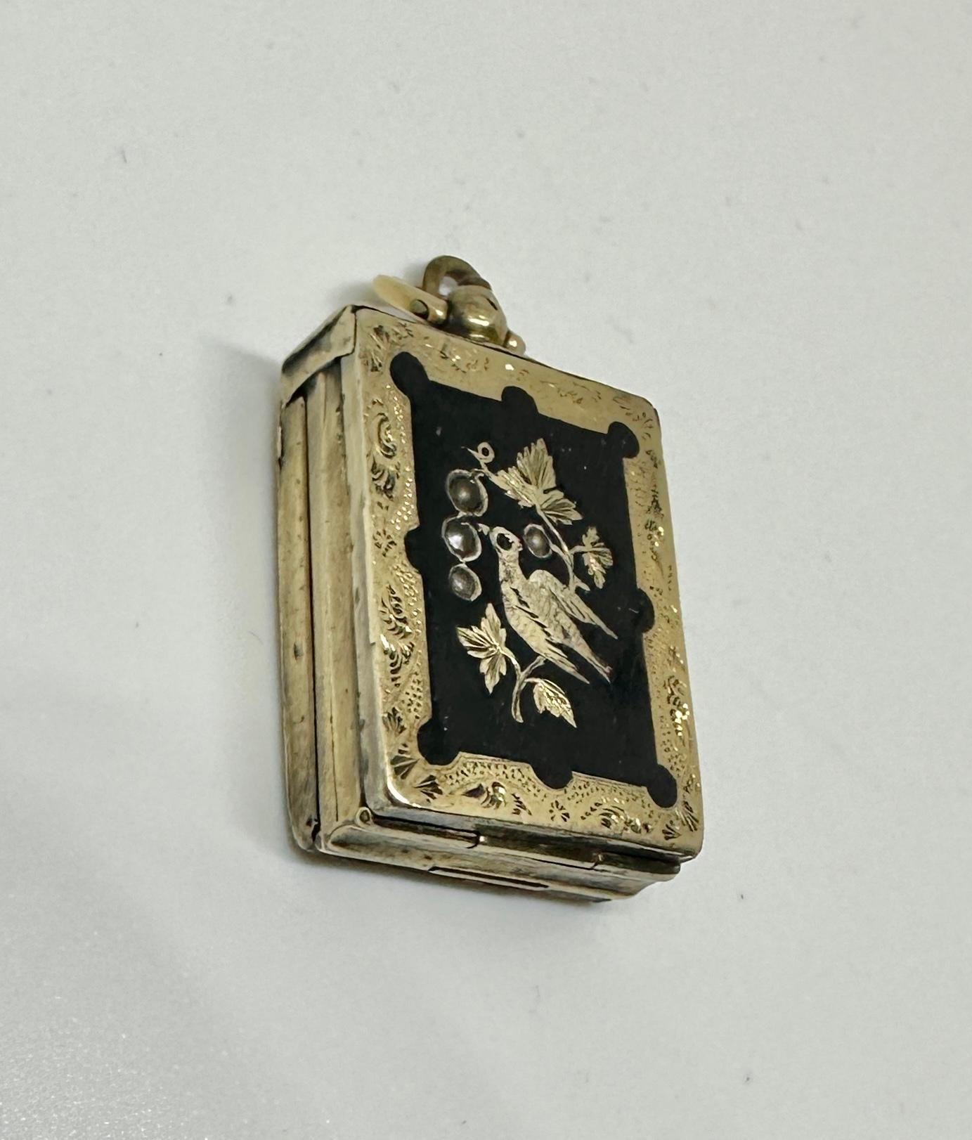 Ciondolo con perla smaltata a forma di libro con motivo a uccello, 4 immagini, in oro vittoriano In condizioni buone in vendita a New York, NY