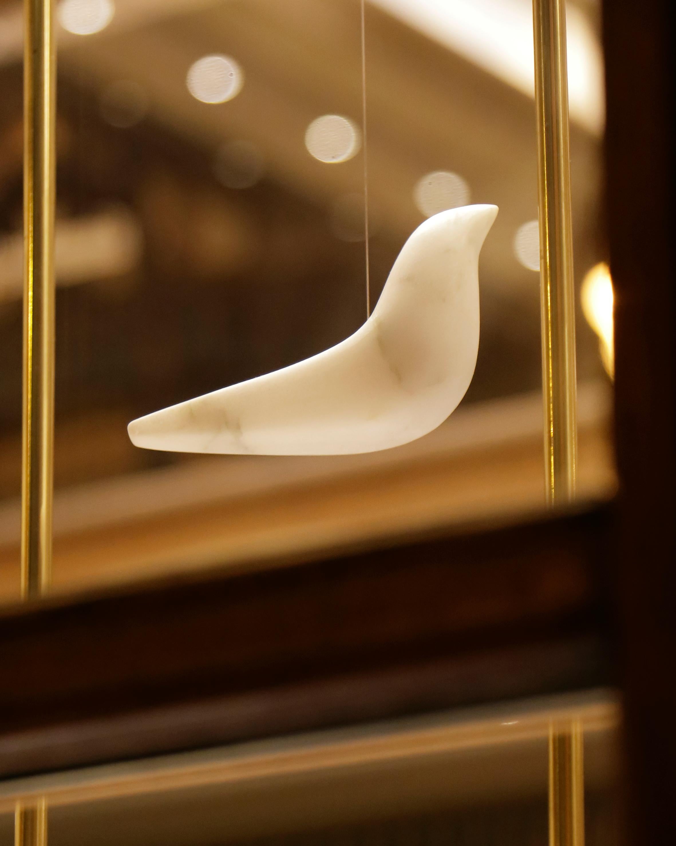 'Bird num' è un oggetto scultoreo progettato per risvegliare i sensi. Scolpito da un unico volume di marmo a forma di uccello. Il suo volume attenuato e la sua superficie accuratamente rifinita invitano al tatto, creando un dialogo tranquillo tra