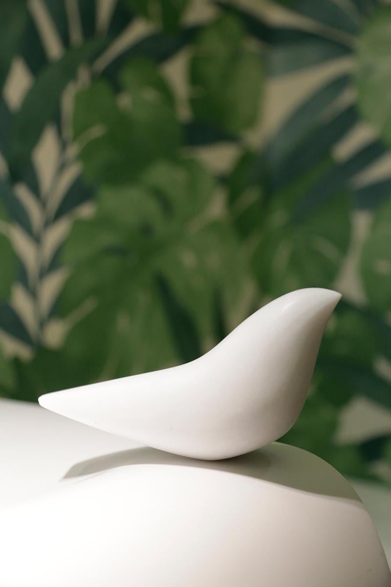 Intagliato a mano Uccello Num, scultura in marmo decorativa in marmo bianco, verde e nero in vendita