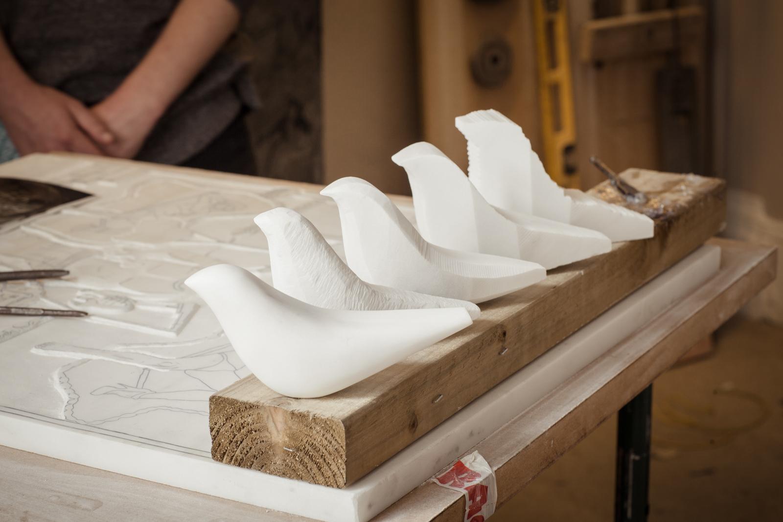 XXI secolo e contemporaneo Uccello Num, scultura in marmo decorativa in marmo bianco, verde e nero in vendita