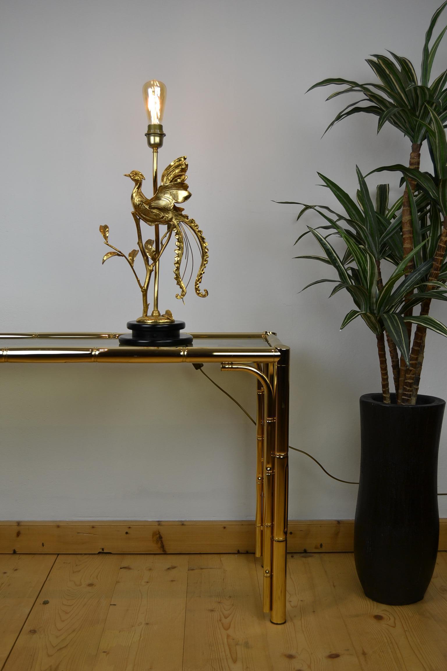 Elegant Italian table lamp by Lanciotto Galeotti for L'Originale Italy.
This stylish lamp with a Bird of Paradise is made from gilded brass,
and mounted on a black lacquered wooden base. This light dates 1970-1980.
Label of L'Originale Sesto