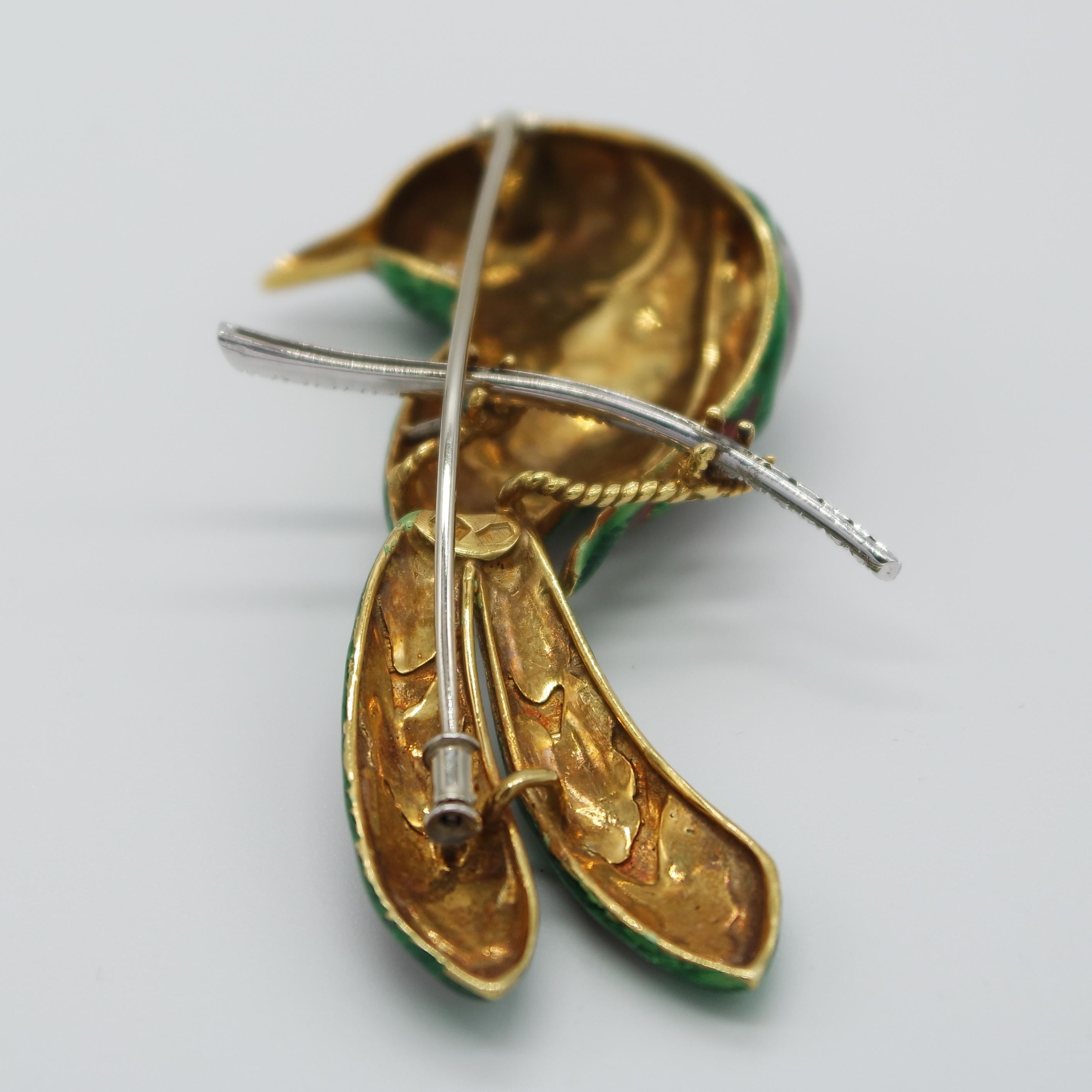 Vogel des Paradieses mit Diamanten, 18 Karat Gold und  Guillochierte Emaille-Brosche (Rundschliff) im Angebot