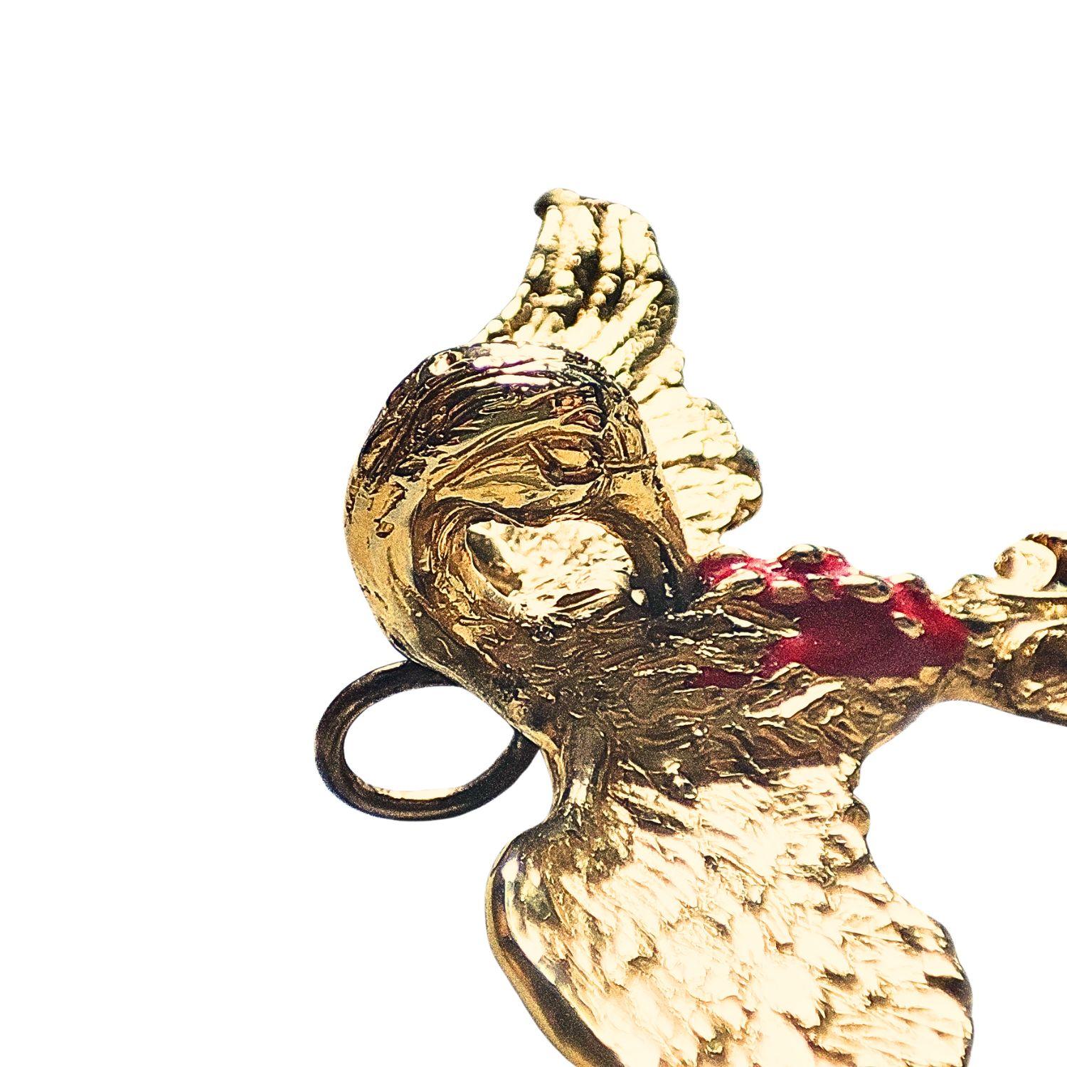 The pelican is a symbol of piety, love and charity.
This symbolism derives from the fact that the female feeds her young by squeezing the fish she holds in the pouch that hangs from her lower jaw, then presses her beak against her breast and lets