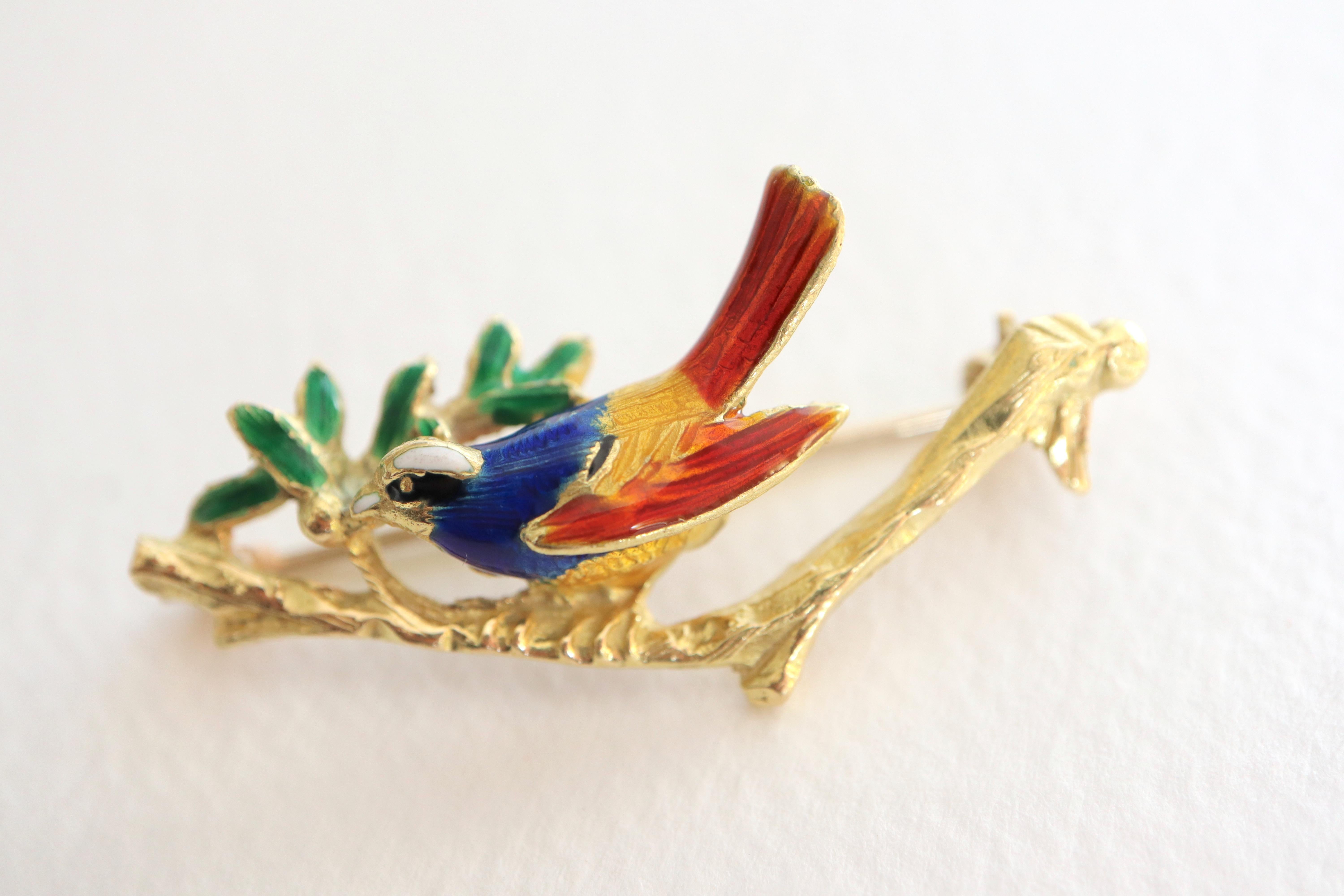 Delicate 18-carat yellow gold brooch representing a Bird on a branch
Around 1960-70. The bird and the leaves are enamelled with different colors of Enamel
French work Eagle head hallmark for 18 carats Yellow Gold
Signed FOMA and numbered
Gross