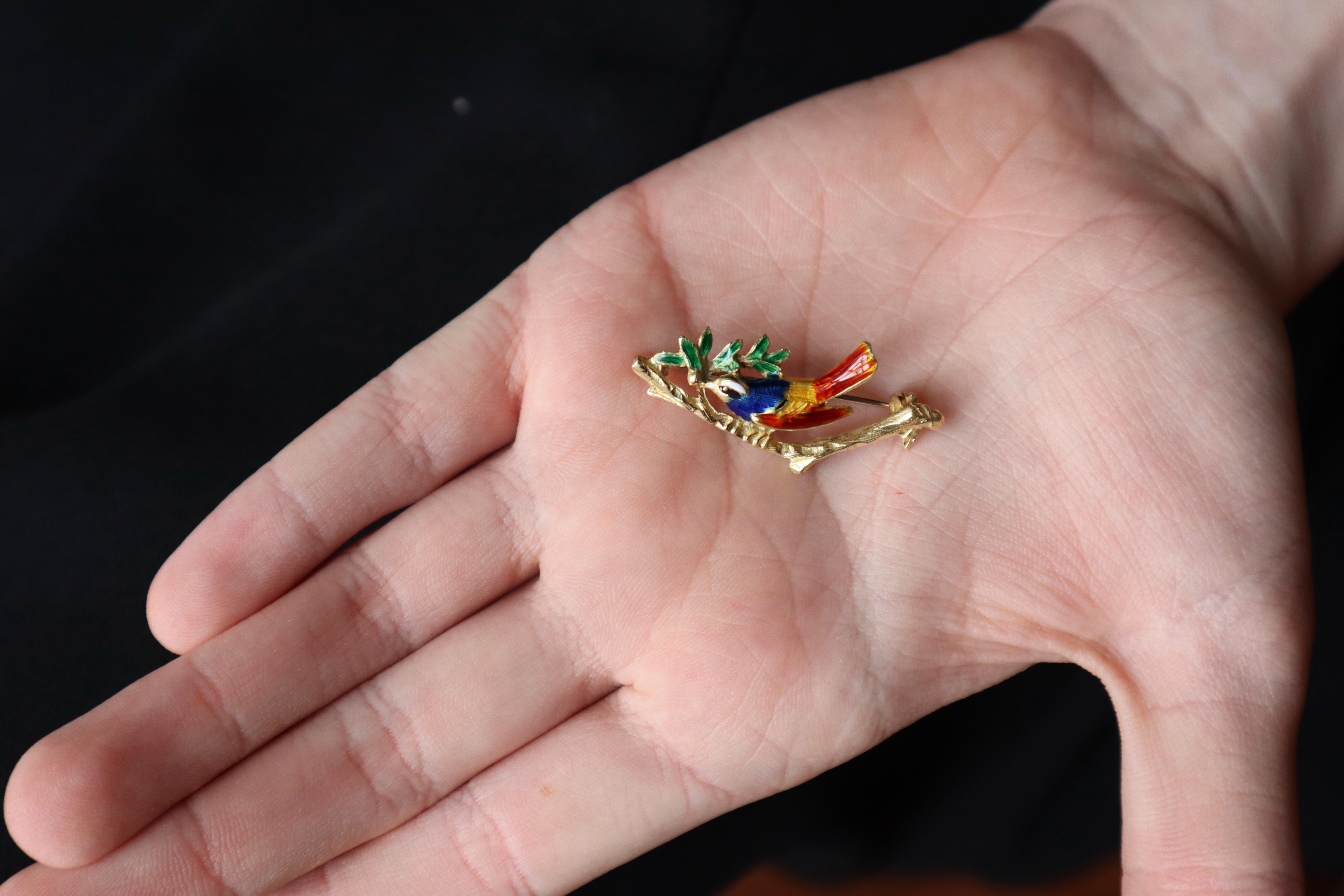 Bird on a Branch Brooch circa 1960 Yellow Gold 18 Carat Enamel In Good Condition For Sale In Paris, FR