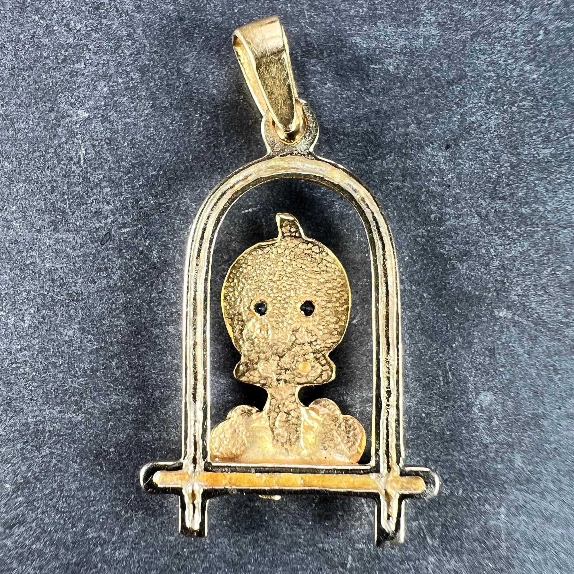 Bird on Perch Cartoon Character 18K Yellow Gold Charm Pendant In Good Condition For Sale In London, GB