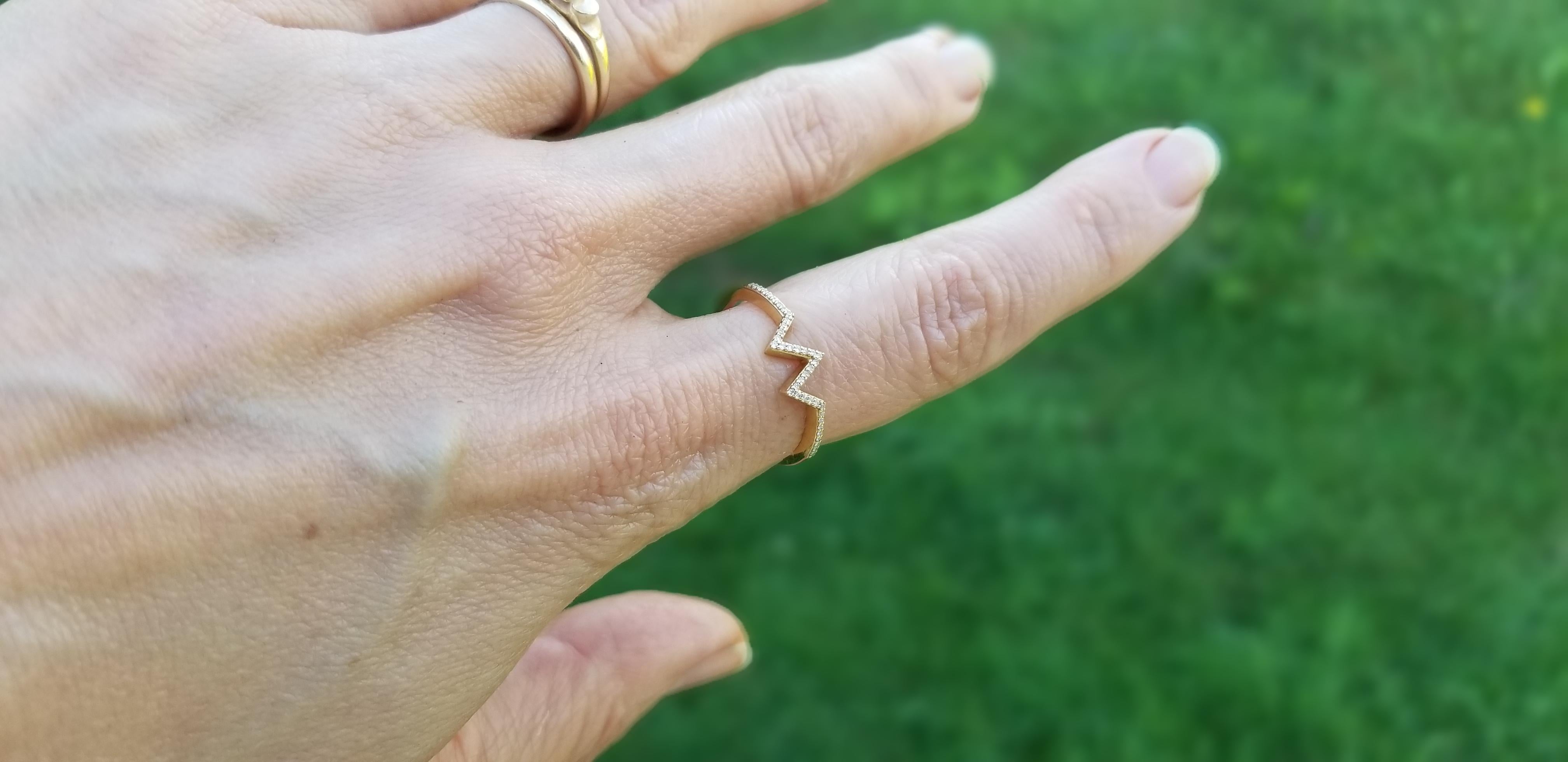Dieses glitzernde Stück des New Yorker Designerteams Manya & Roumen ist eine neue Ergänzung ihrer Totem-Kollektion mit abstrakten Ringen.
