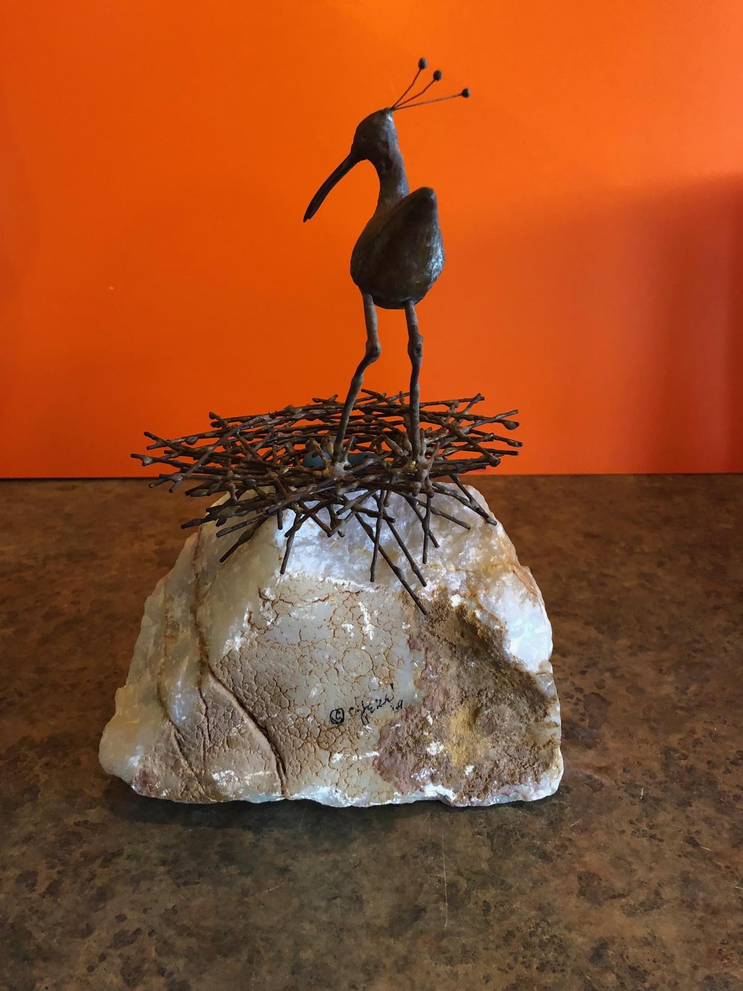 Vogel oder Flussuferläufer im Nest Skulptur auf Quarzsockel von C. Jere (Moderne der Mitte des Jahrhunderts)