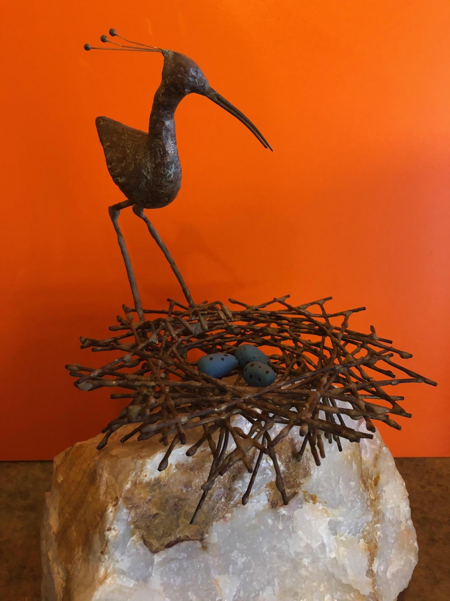 Vogel oder Flussuferläufer im Nest Skulptur auf Quarzsockel von C. Jere (amerikanisch)