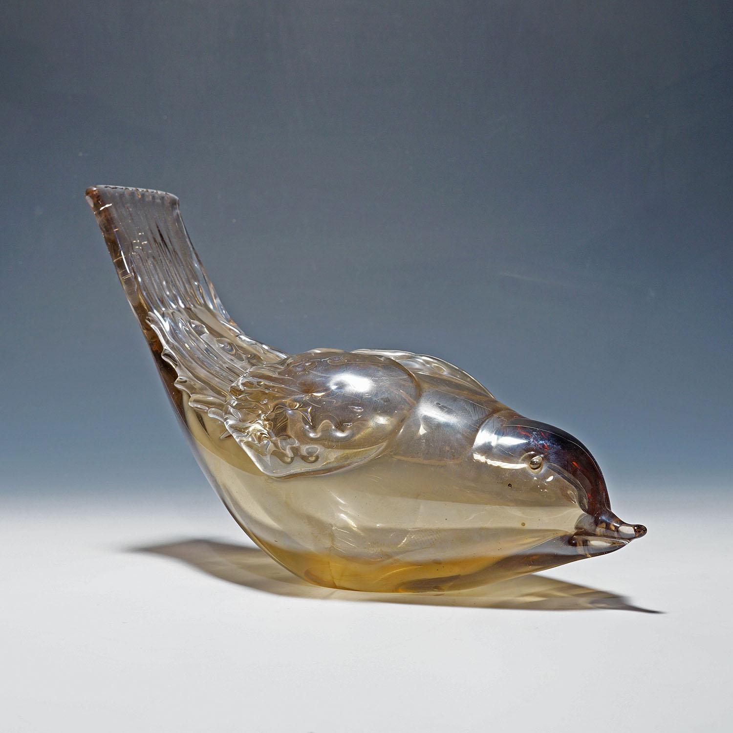 Uccello scultura di Tyra Lundgren per Venini 1930

Una rara scultura di uccello realizzata in vetro color paglierino e decorata con una superficie iridizzata. Disegnata da Tyra Lundgren nel 1938, prodotta da Venini, Venezia. Non segnato. Un raro