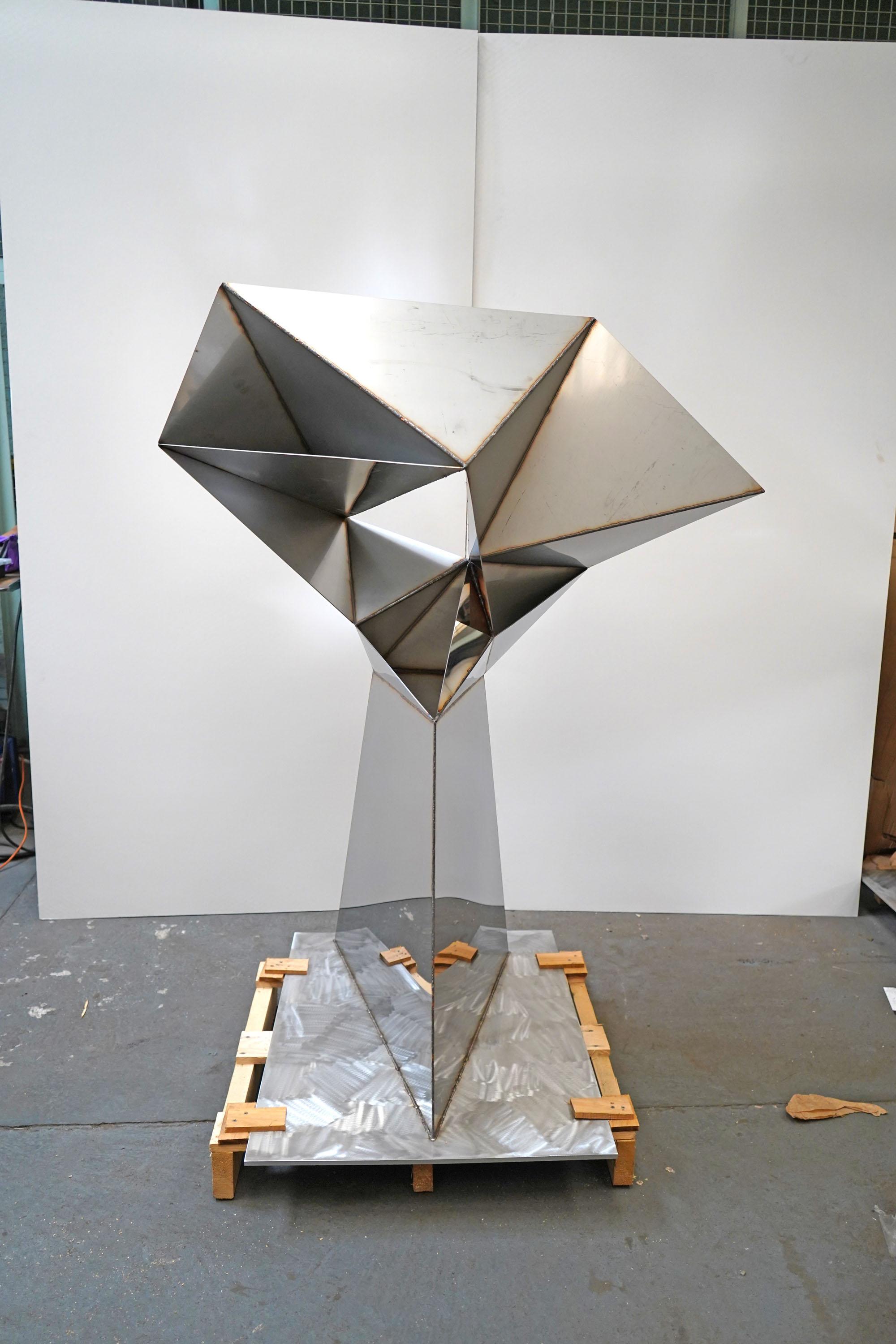 Vogel-Skulptur aus geschweißtem, hochglanzpoliertem Edelstahl von Julian Mayor
Limitierte Auflage von 5 + 2AP.
Abmessungen: T 91 x B 117 x H 158 cm. 
MATERIALIEN: Hochglanzpolierter Edelstahl.

Julian Mayor ist ein britischer Künstler und Designer,