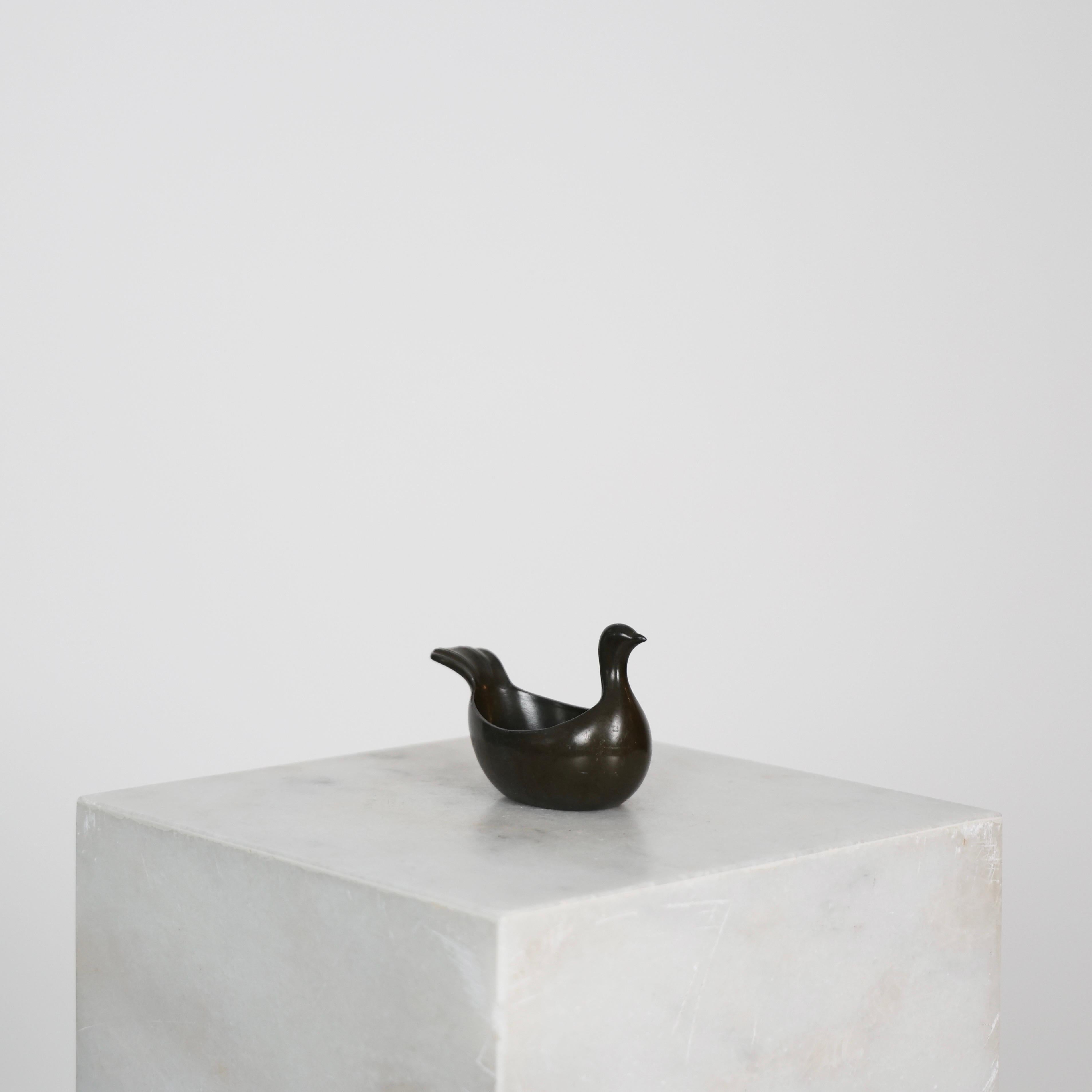 Little Bird-shaped Diskometal Bowl made Just Andersen in the 1930s.

* Bird-shaped diskometal bowl 
* Designer: Just Andersen
* Model: D2013
* Year: 1938
* Condition: Good vintage condition. Makers engraving intact. Only few marks and small