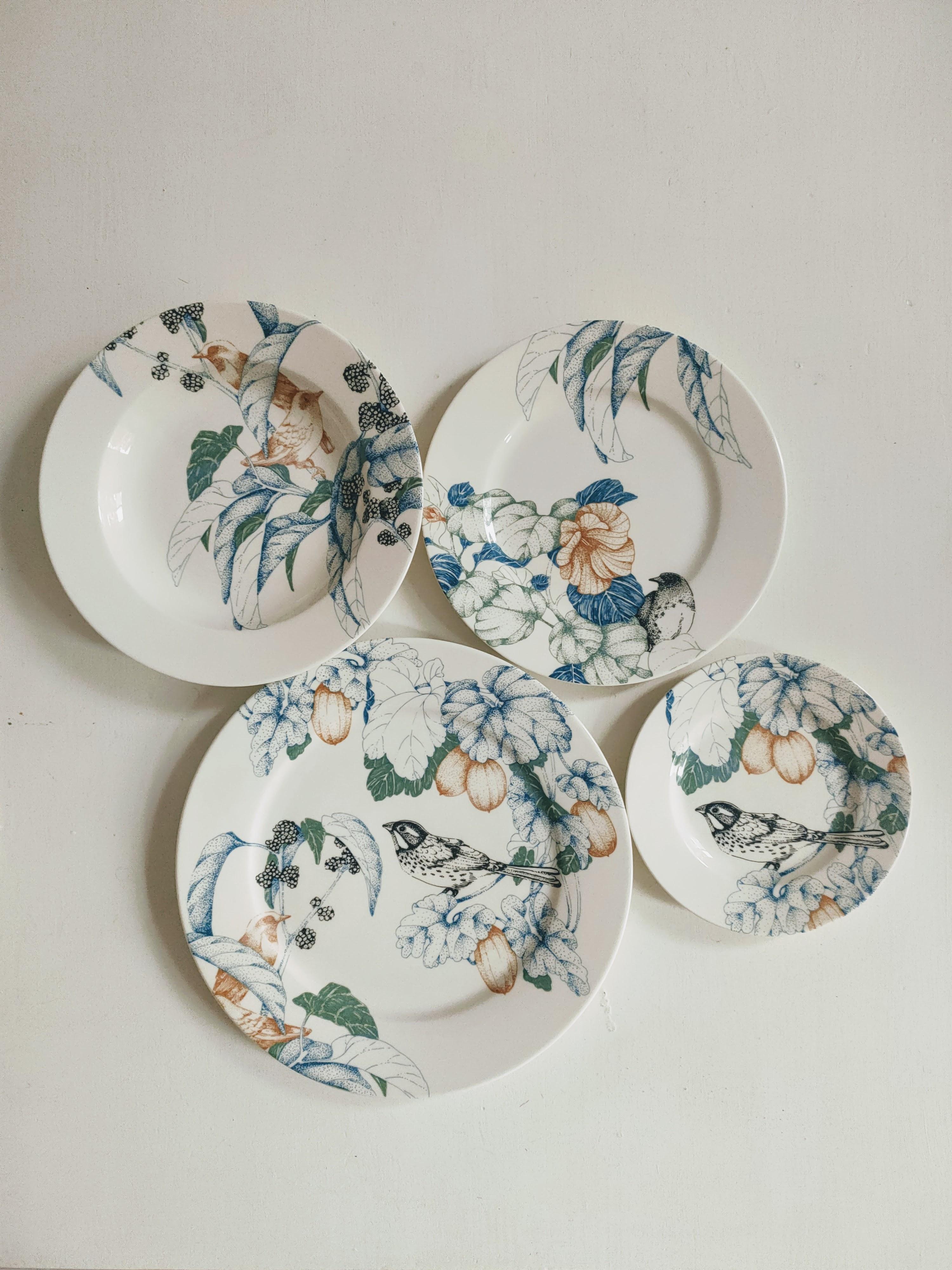 italien Bird Song, assiette à pain contemporaine en porcelaine avec oiseaux et fleurs en vente