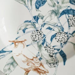 Bird Song, Assiette plate contemporaine en porcelaine avec oiseaux et fleurs