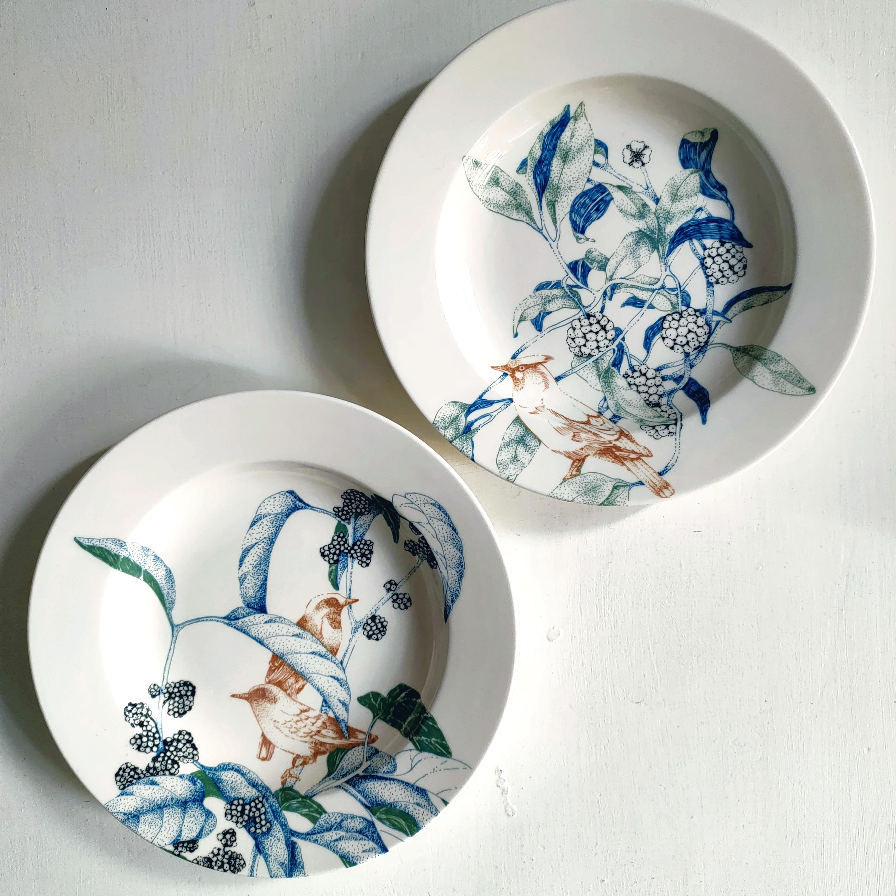Bird Song, Contemporary Porcelain Pasta Plate with Birds and Flowers In New Condition For Sale In MILAN, IT