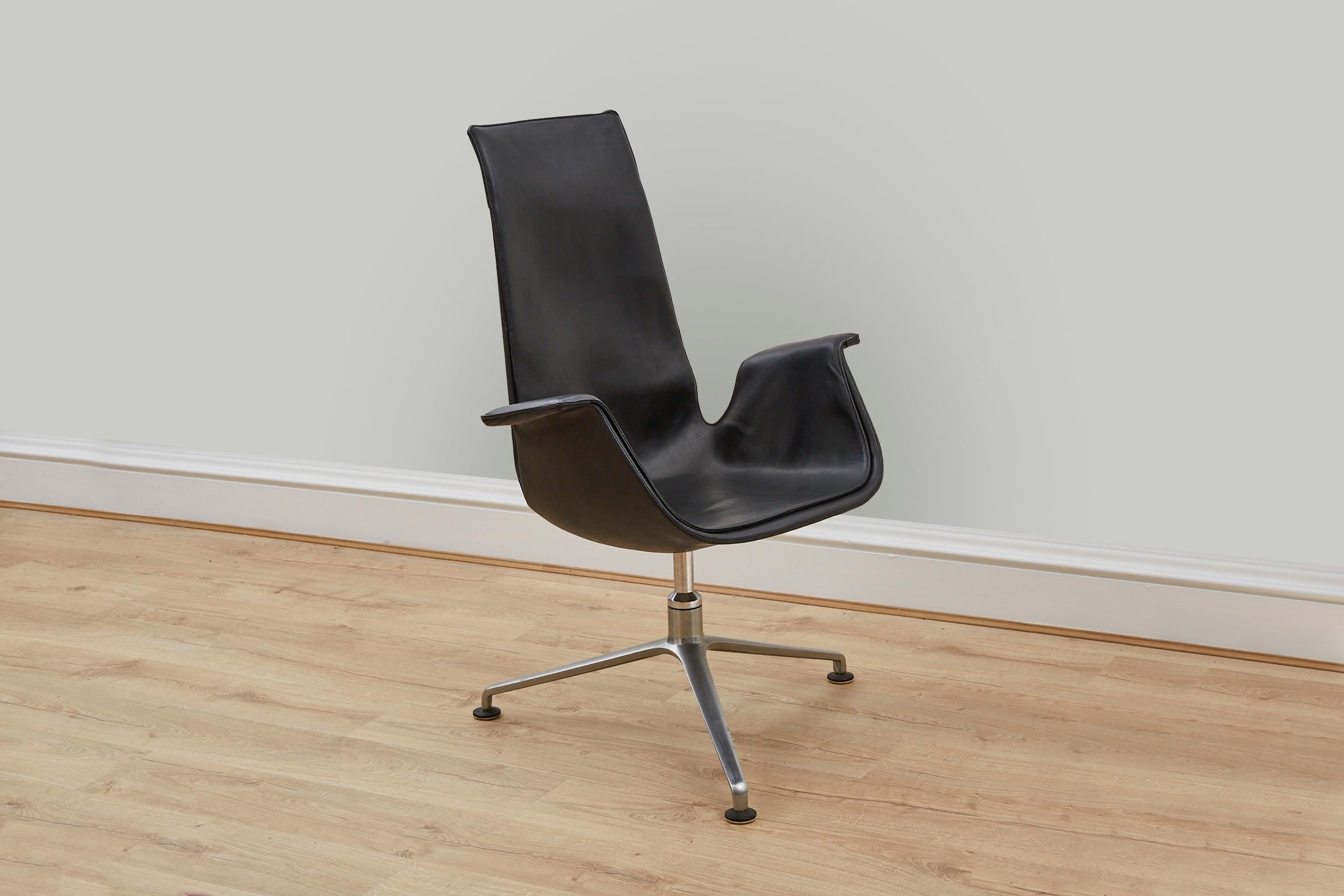 Der Bird Chair, entworfen von Preben Fabricius und Jørgen Kastholm für Kill International, ist ein Meisterwerk des modernen Designs aus der Mitte des Jahrhunderts, das nach wie vor durch seine ikonische und zeitlose Präsenz besticht.

Das